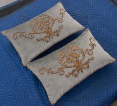 Cuscini in tessuto antico di B. Viz Designs