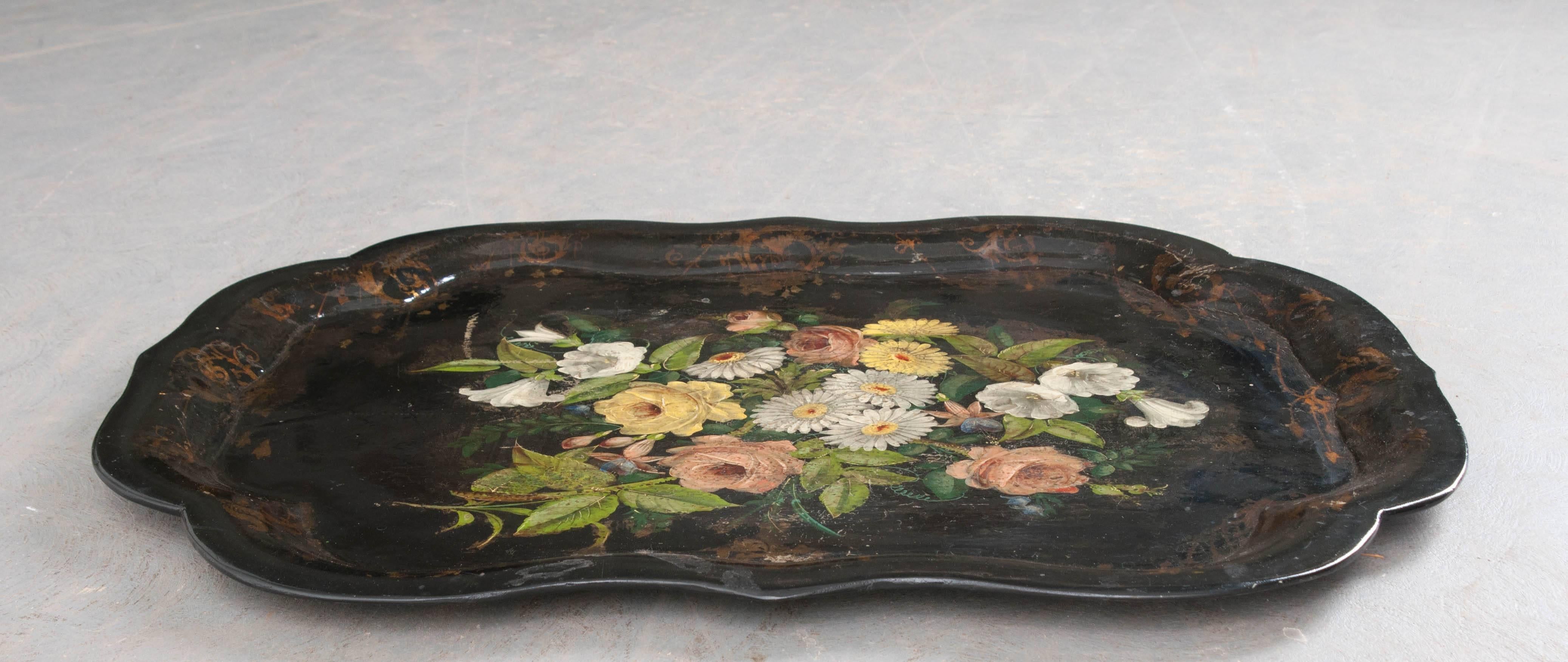 Hand-Painted English 19th Century Papier Mâché Gilt and Painted Tray For Sale