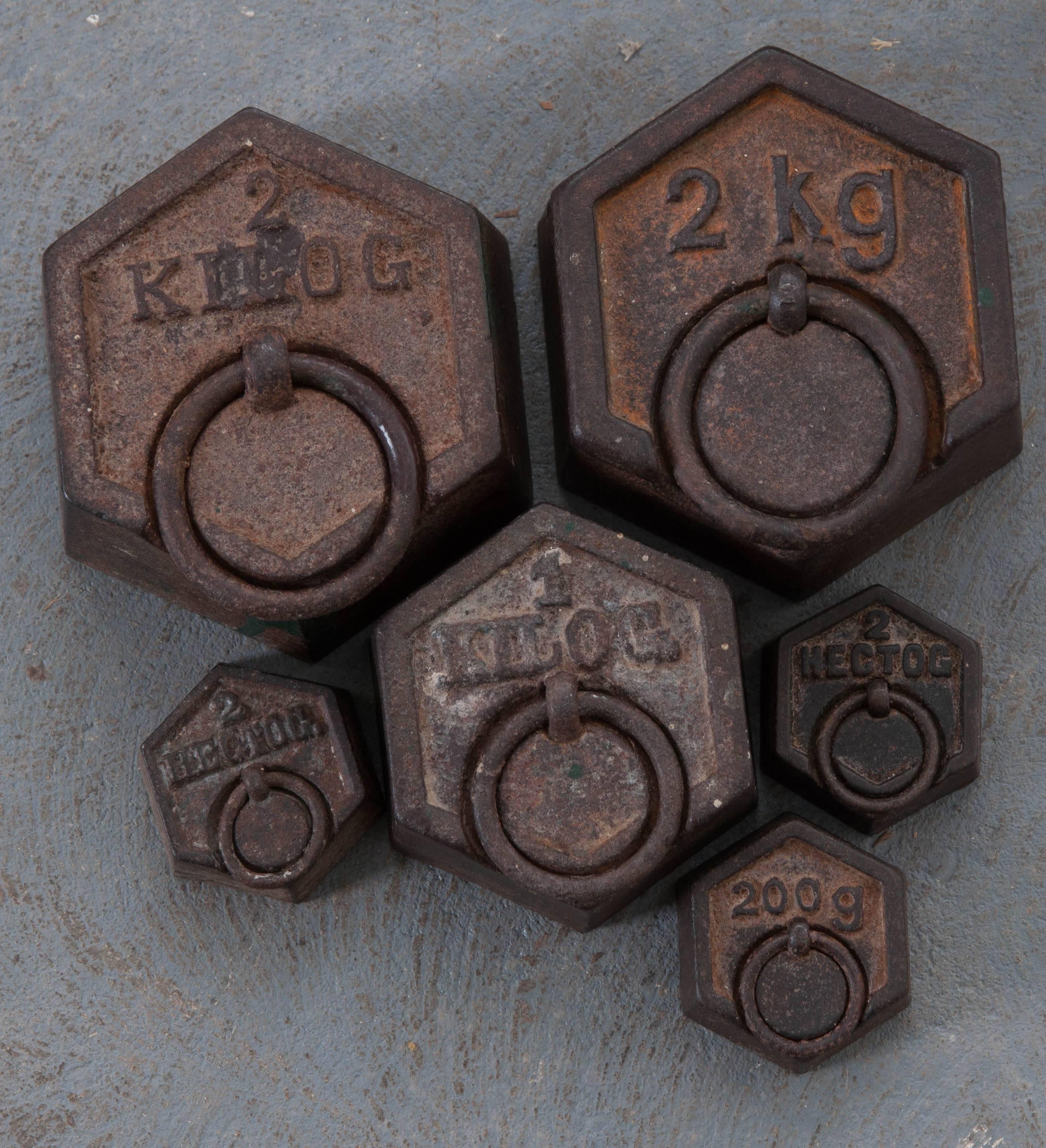 English Late 19th Century Large Brass Table Scale and Weights For Sale 1