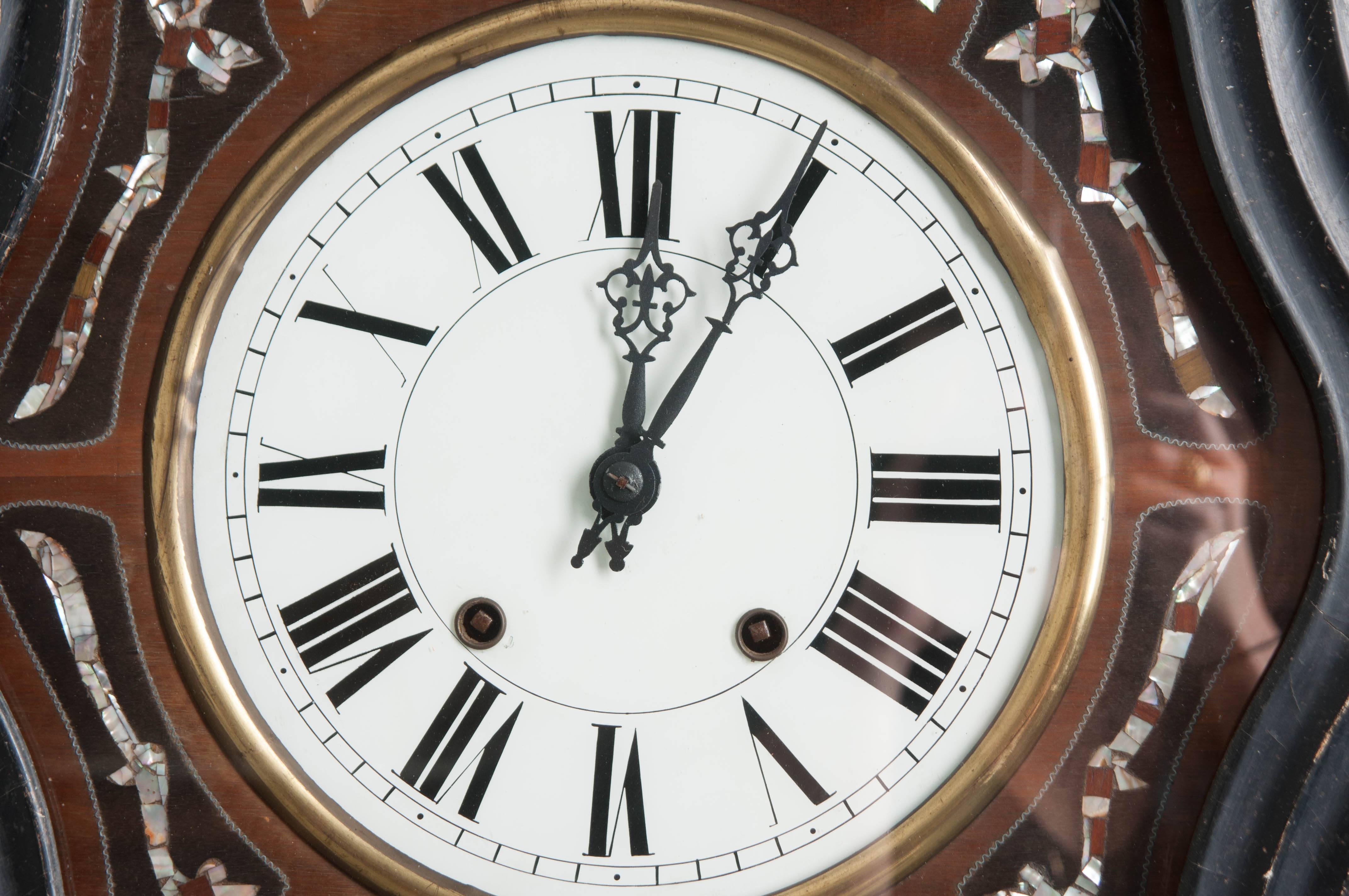 Français Horloge murale française du XIXe siècle Napoléon III du XIXe siècle avec incrustation de nacre en vente