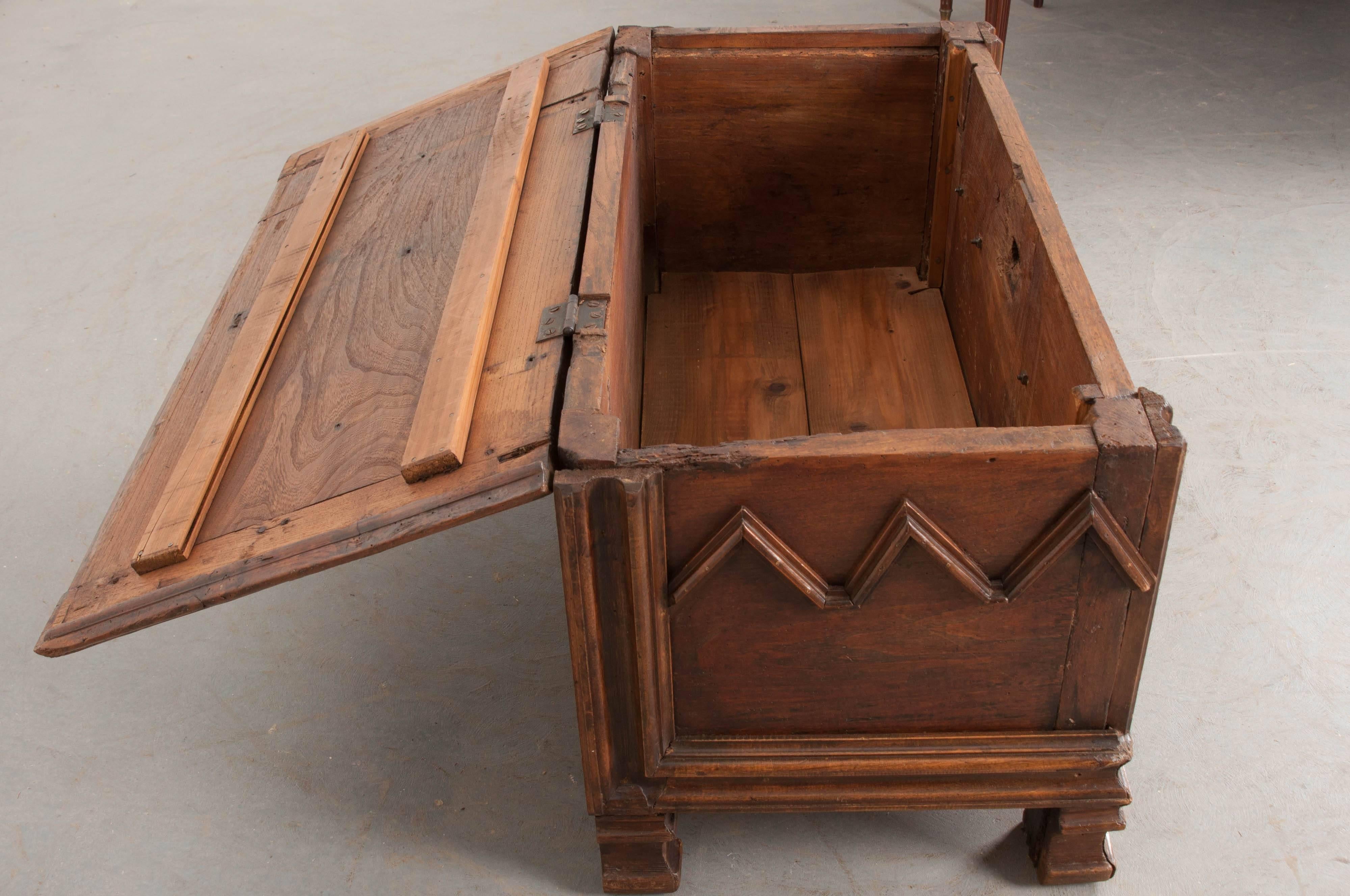 French Early 19th Century Oak Coffer In Good Condition In Baton Rouge, LA