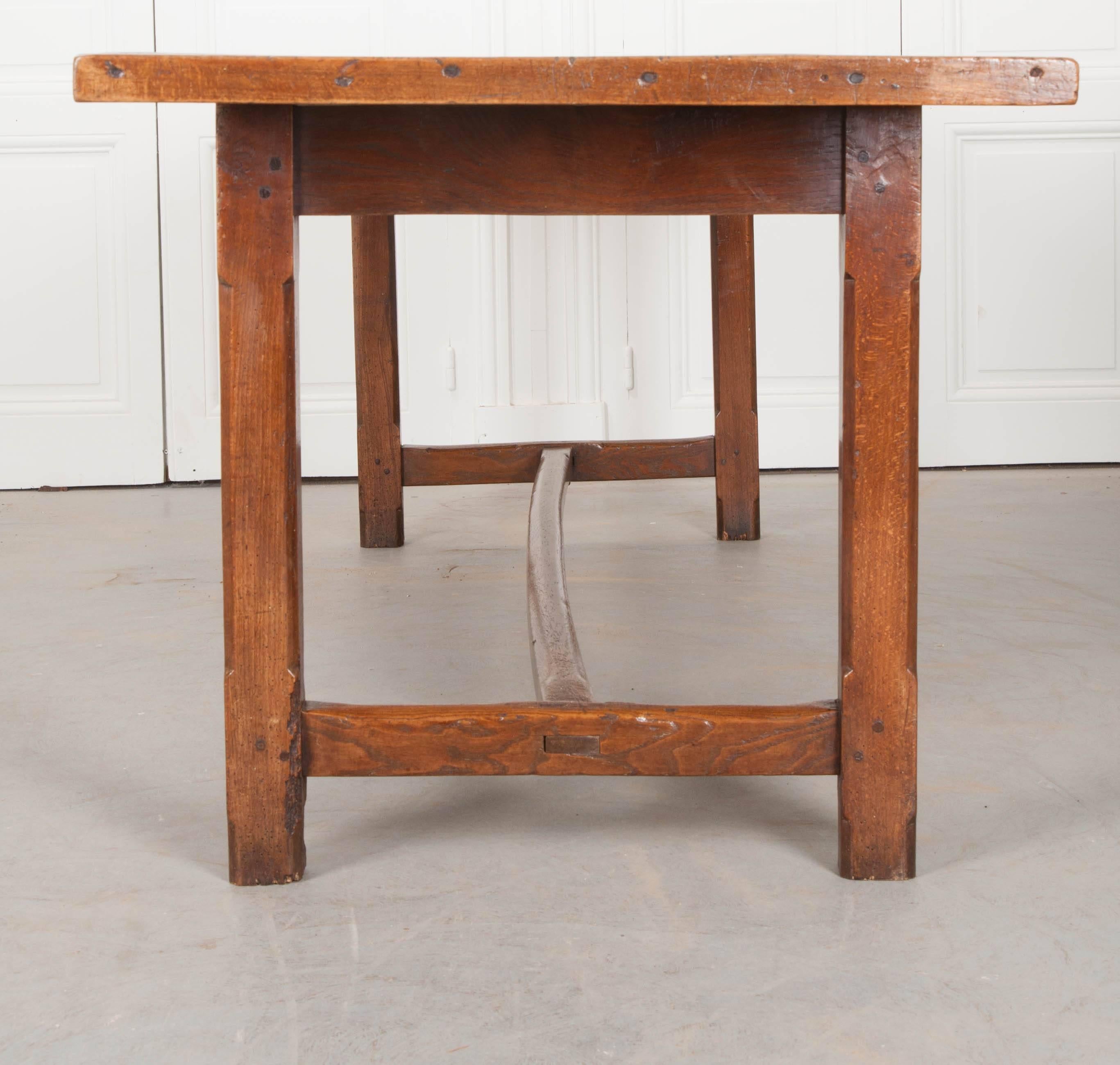 A gorgeous solid-oak farmhouse table from Cotswold, England, circa 1720. Designated an area of outstanding natural beauty, The Cotswold is a bucolic region in south-central England known for their rolling hills and wonderful stone cottages. This