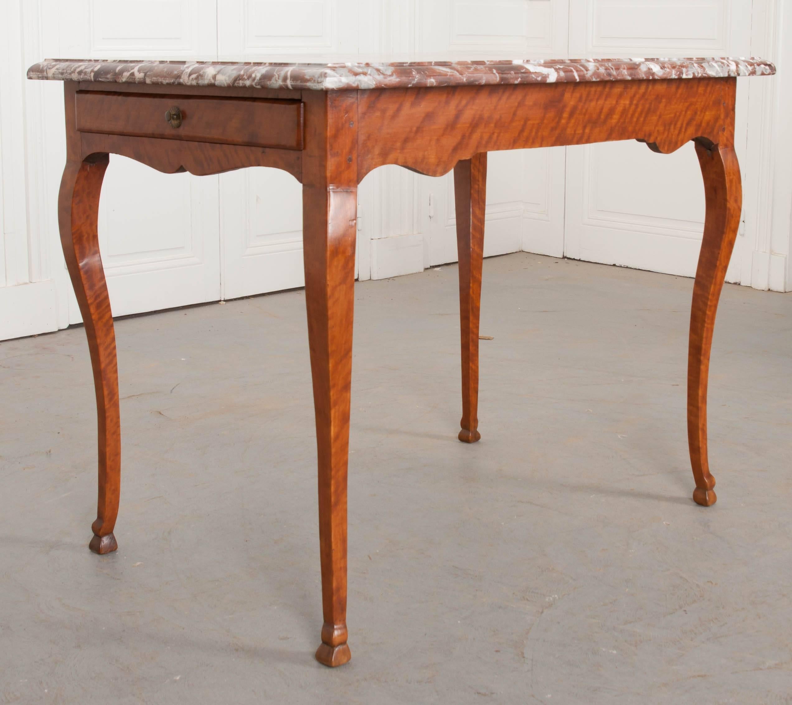 Schreibtisch aus Birkenholz mit Marmorplatte aus dem frühen 19. Jahrhundert (Handgeschnitzt) im Angebot