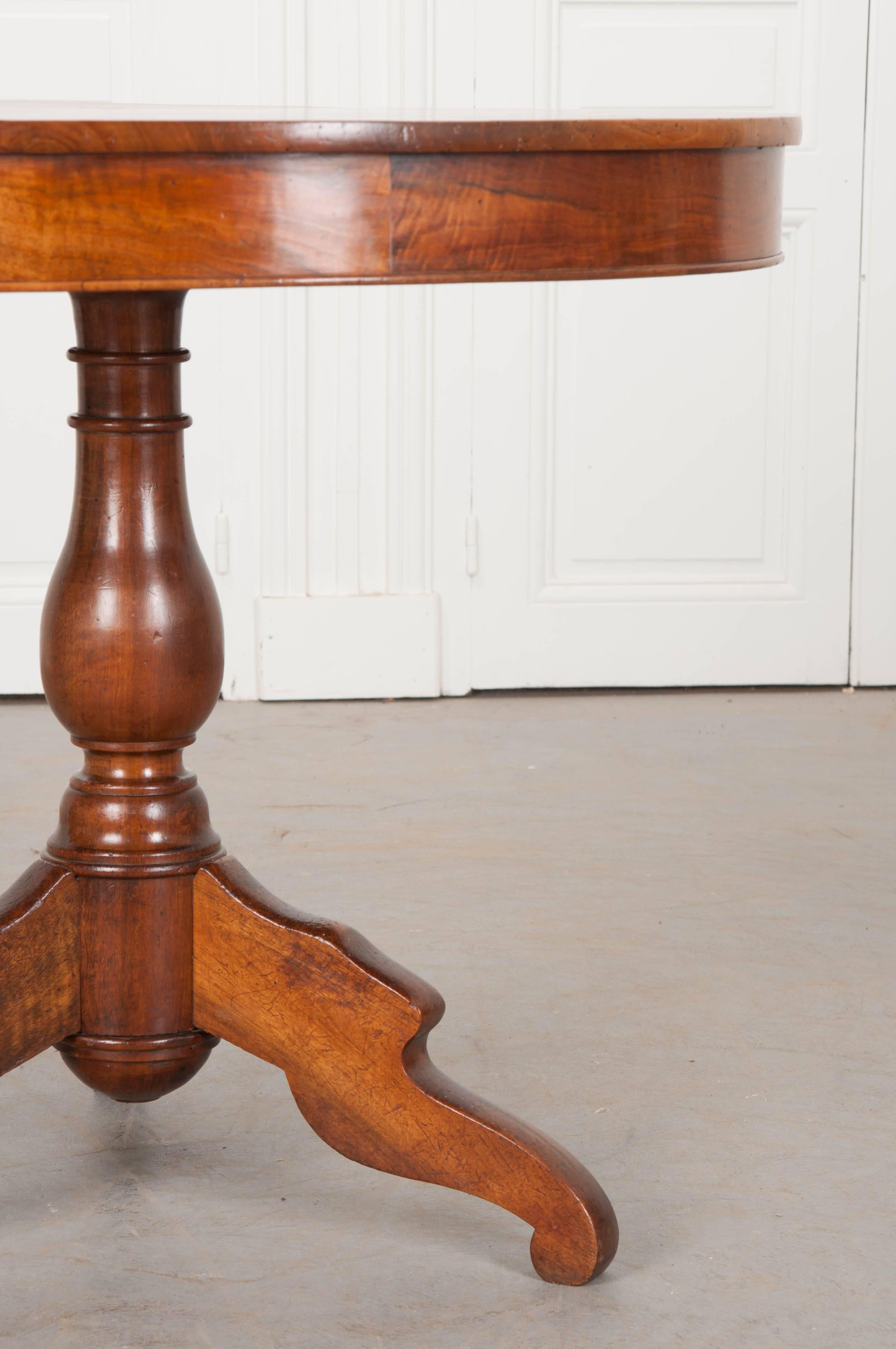 A beautiful round walnut centre table made in France in the 19th century. This exceptional antique table is perfect for a foyer or entryway. Piled with books and flower arrangements, a more welcoming sight cannot be envisioned. The round top has