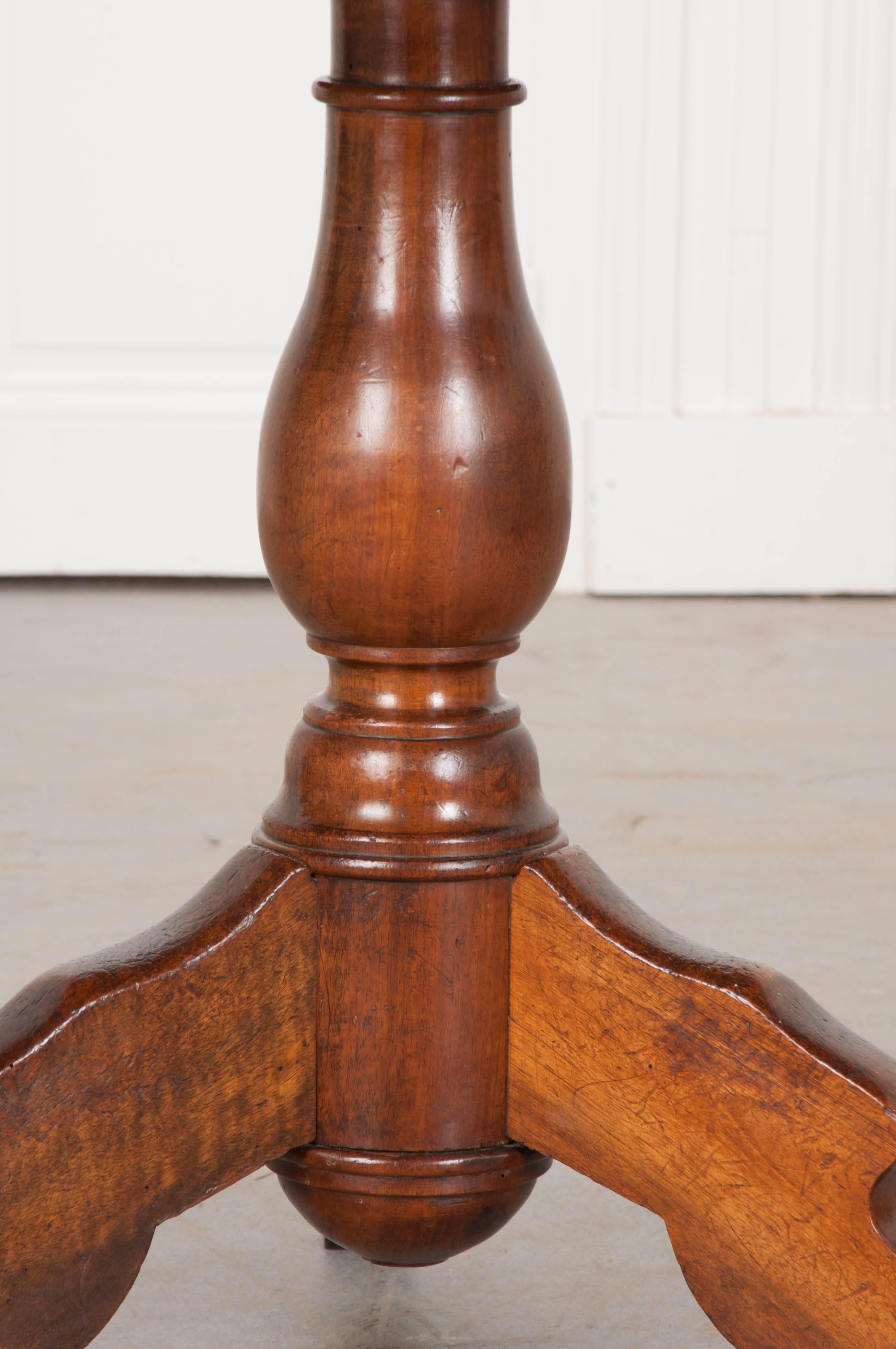French 19th Century Walnut Pedestal Centre Table In Good Condition In Baton Rouge, LA