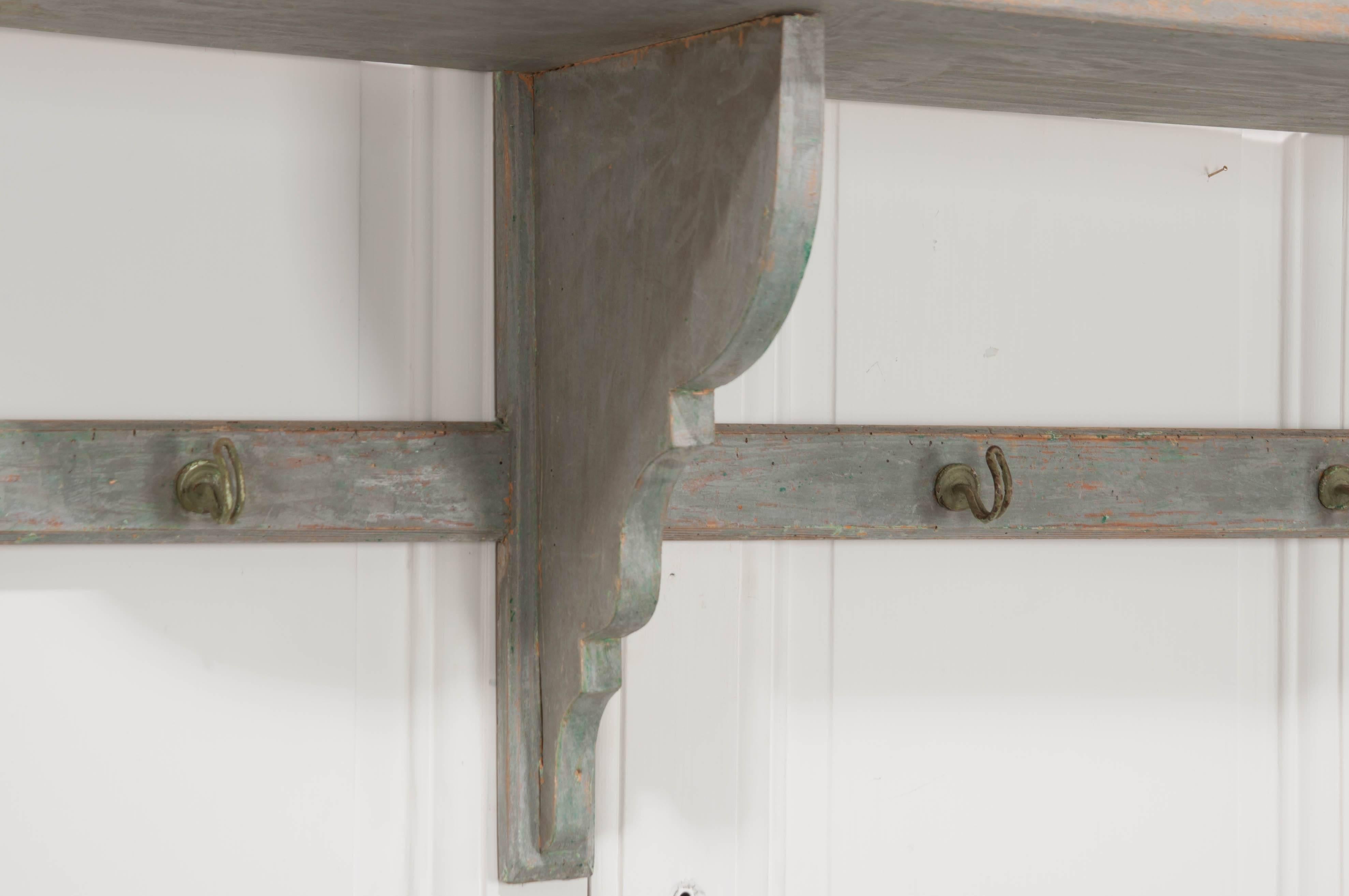 English Early 20th Century Painted Shelf and Hat Rack In Good Condition In Baton Rouge, LA