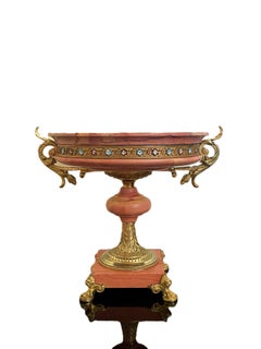 Centerpiece bowl made of veined pink marble and gilt bronze