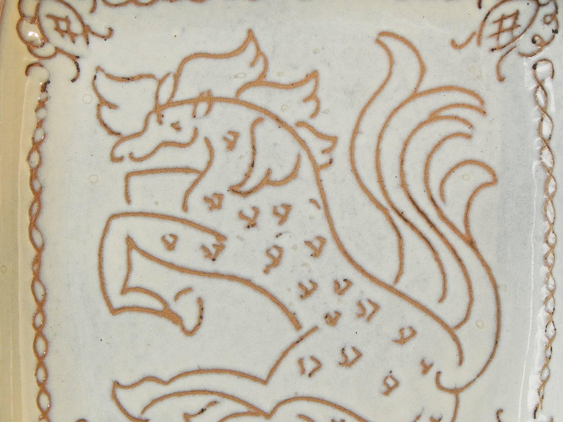 Ein großes, frühes und seltenes Beispiel für Glidden Parkers Keramikkunst. Dieses auffällige Tablett, das ein Pferd mit fliegendem Schweif und Mähne zeigt, zeugt von seiner Meisterschaft in der Sgraffito-Technik, bei der der Künstler ein Muster