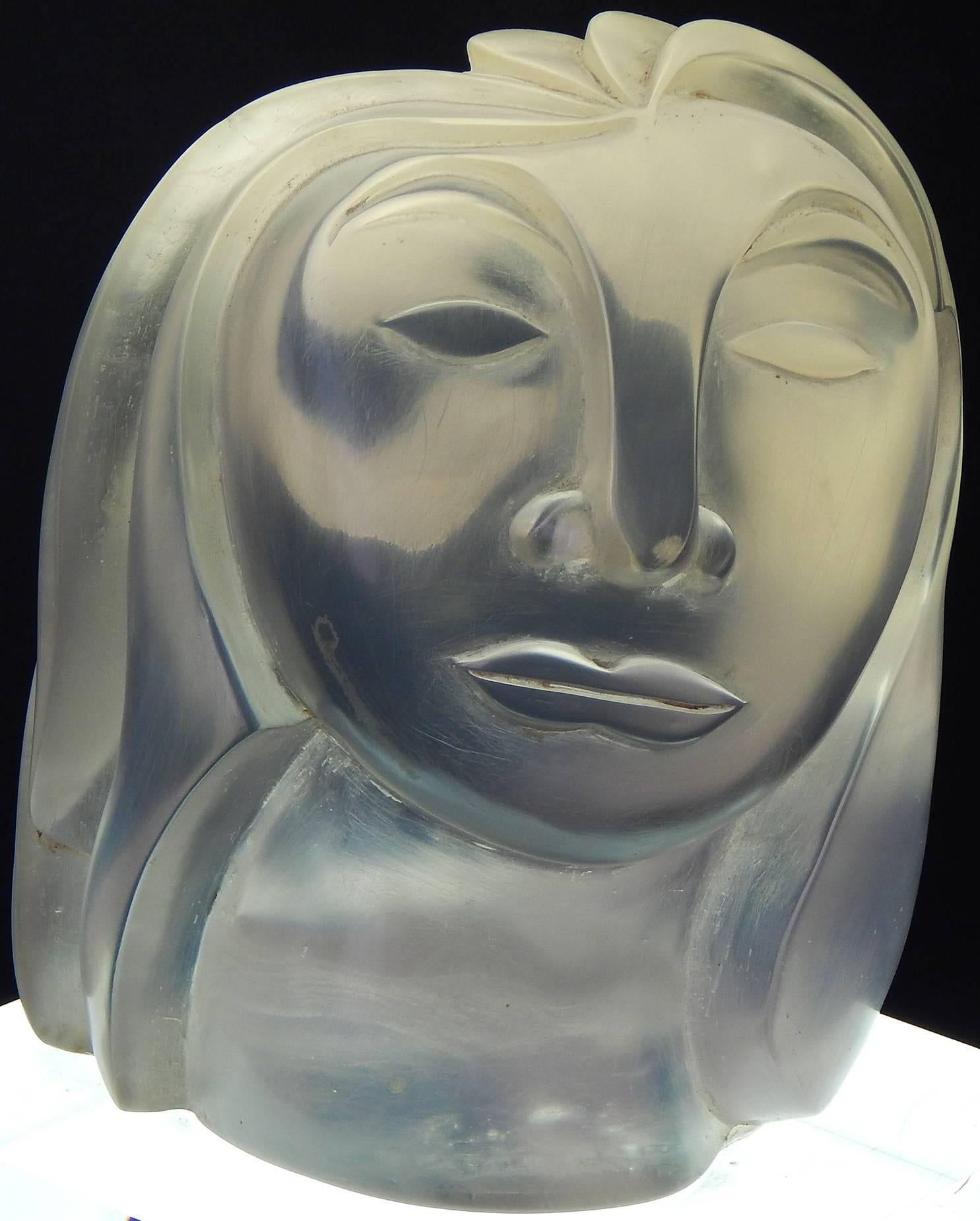 Art déco « Tête d'homme », fabuleuse sculpture en lucite de Susan Bush en vente