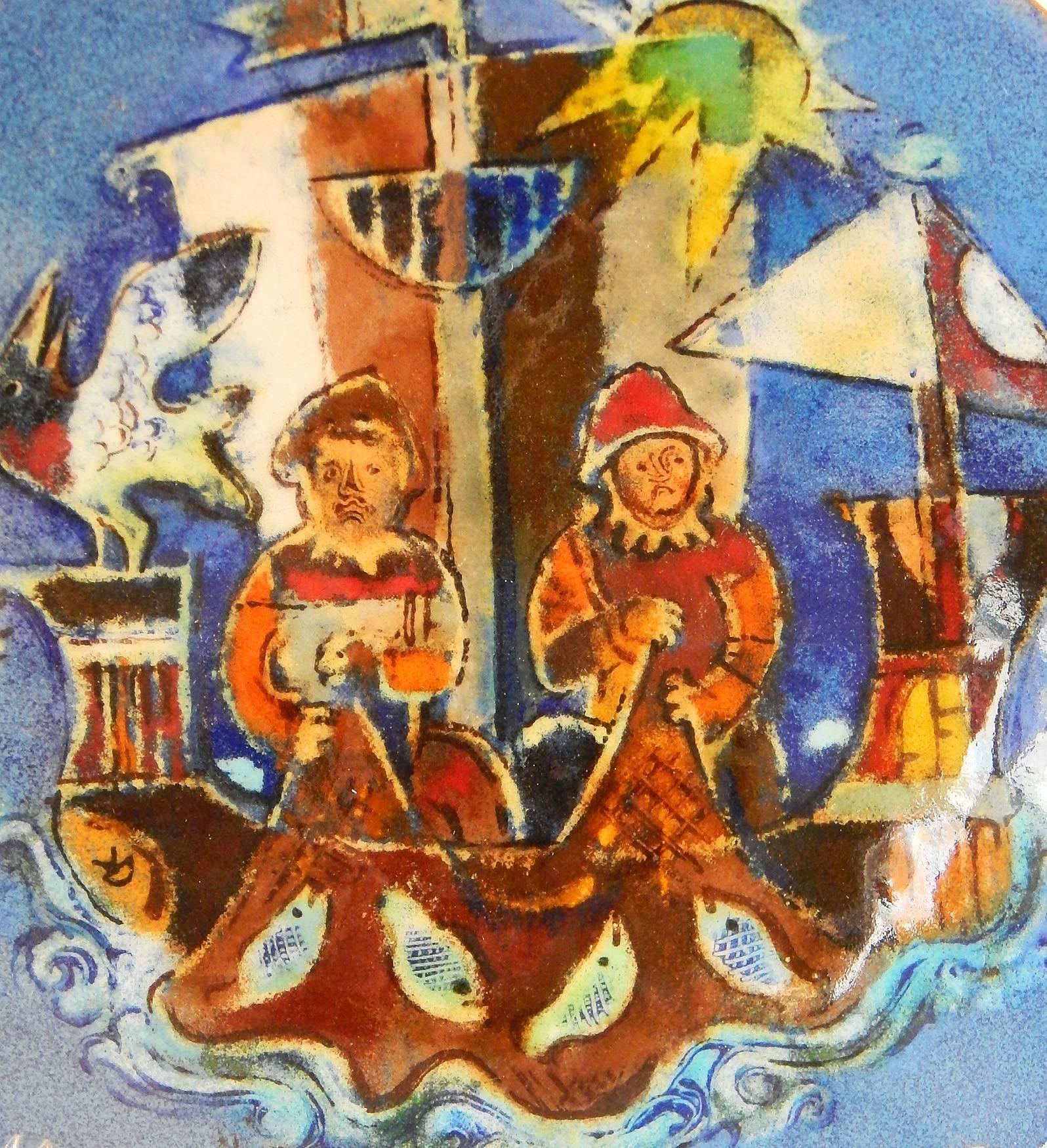Caratterizzato dai toni gioiello blu, rossi e verdi per cui era famoso, questo raro e importante piatto in smalto con piede è stato creato dal grande maestro della pittura su smalto, Karl Drerup. Qui, Drerup raffigura due pescatori su