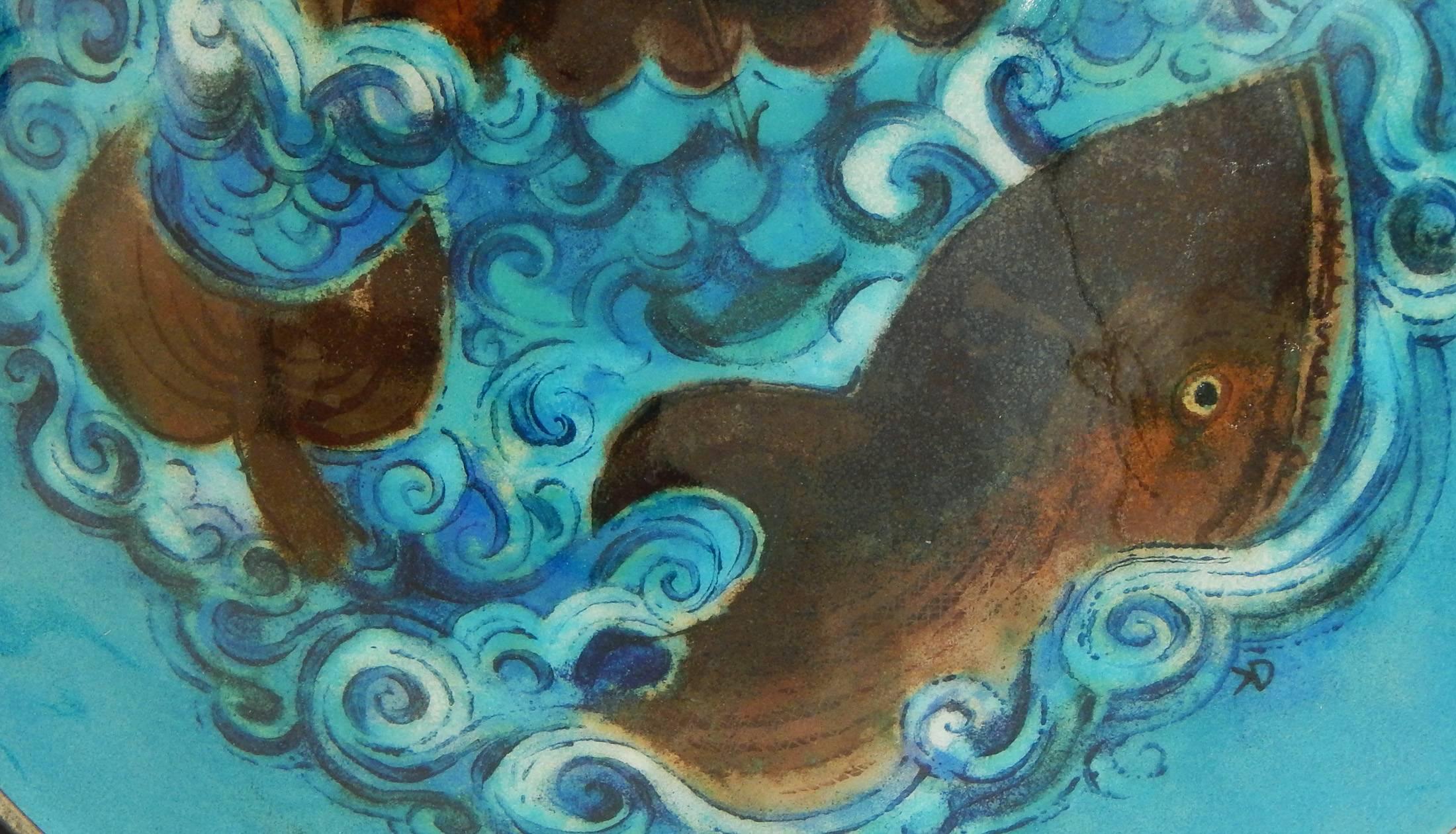 La plus belle et la plus spectaculaire des peintures sur émail que nous ayons vues du maître Karl Drerup, ce grand bol représente une baleine au milieu d'une magnifique mer de vagues dans des tons de cobalt, céruléen, bleu méditerranéen et bleu
