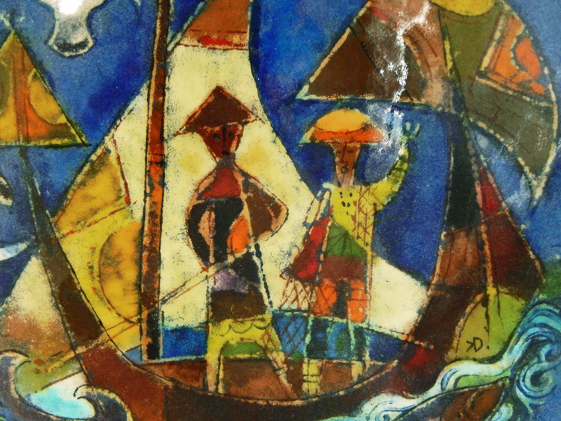 Cette grande coupe représente un voilier avec des mouettes au-dessus de la tête et des dauphins batifolant en dessous, dans une mer de bleus, d'ors, d'oranges et de verts superbes. Drerup a immigré d'Allemagne en Amérique en 1937, son activisme