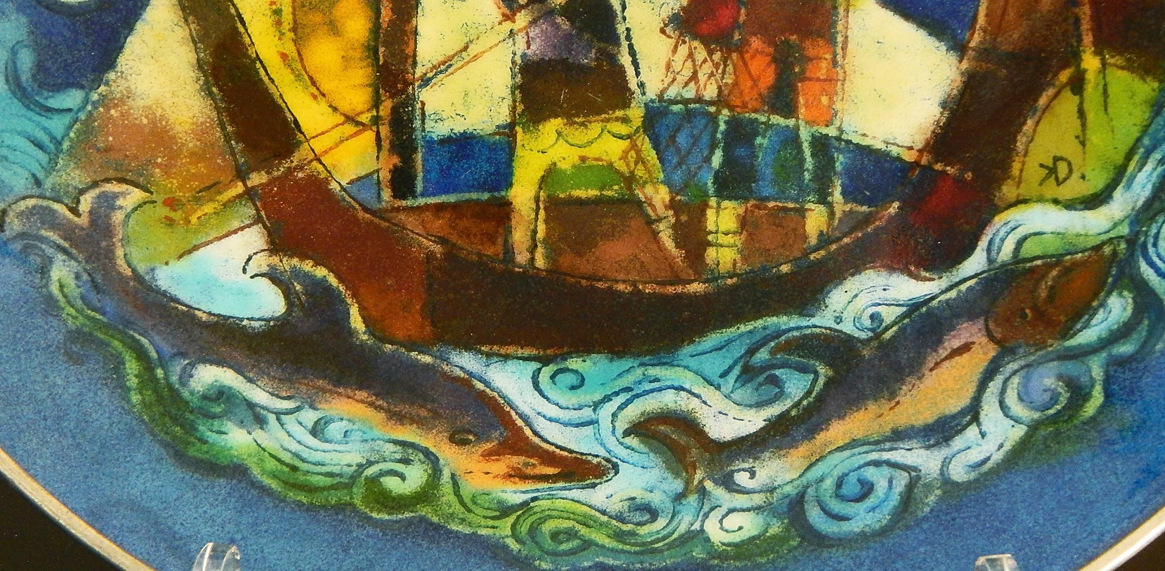 Mid-Century Modern Important bol du milieu du siècle dernier avec émaux vifs représentant un bateau à voile et des dauphins en vente