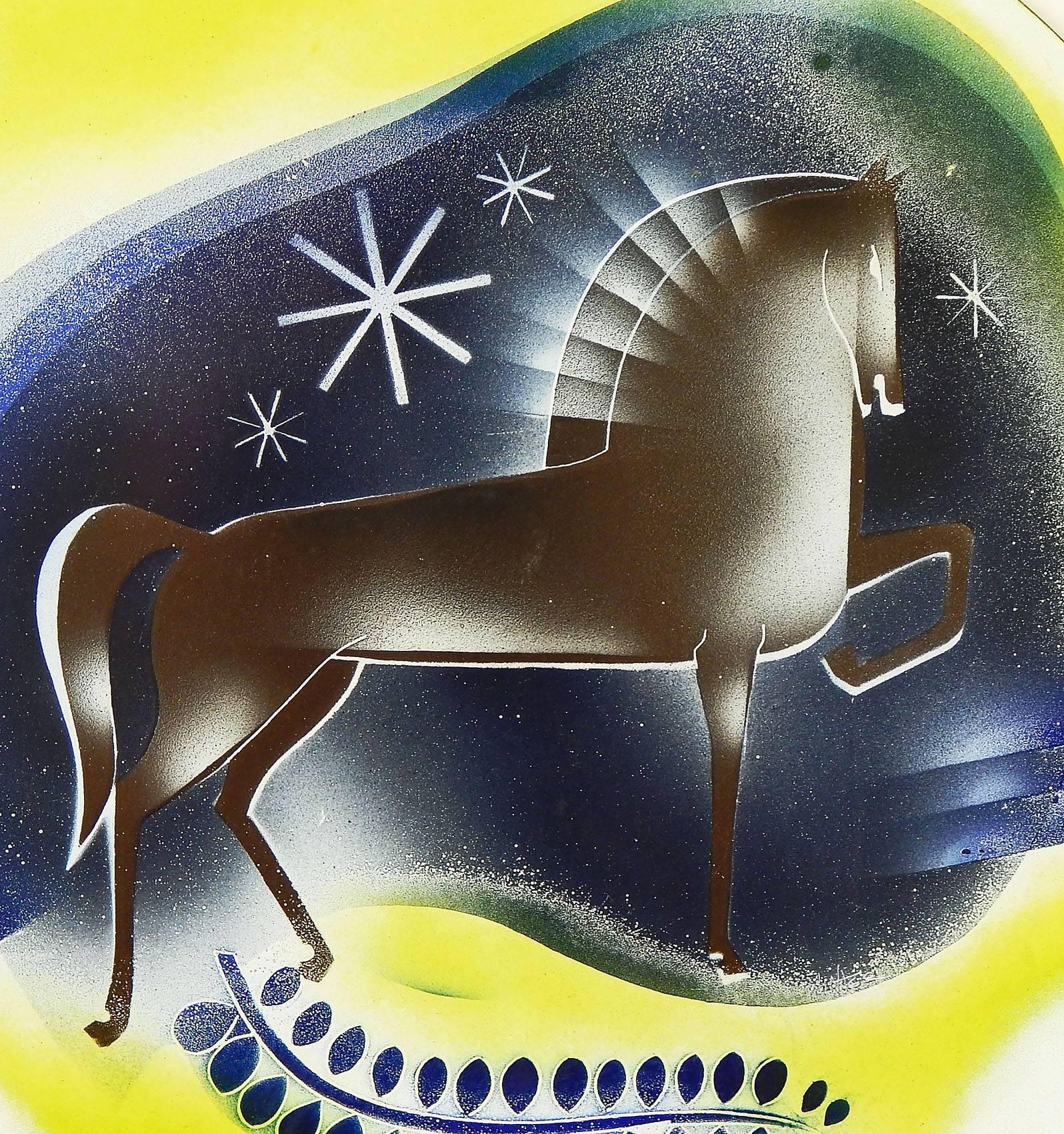 Grand panneau rondel en émail du grand artiste émailleur Edward Winter, ce chef-d'œuvre Art déco représente un cheval fier, la tête haute et une jambe prête à avancer, avec un ciel étoilé derrière lui. Winter a utilisé une palette saisissante de