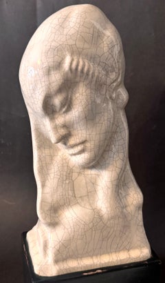 «Cabeza de mujer con gorro», escultura Art Déco muy poco común con esmalte craquelado