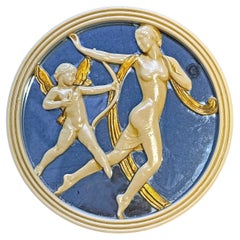 «Venus y Cupido retozando», una rara escultura de pared de estilo Art Déco en tonos crema y dorado