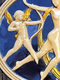 «Venus y Cupido retozando», una rara escultura de pared de estilo Art Déco en tonos crema y dorado