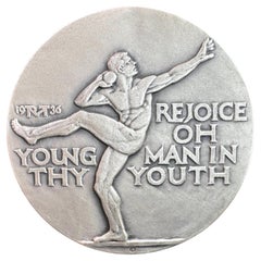 «Alégrate, oh joven, en tu juventud», pisapapeles de plata de estilo Art Déco con desnudos masculinos