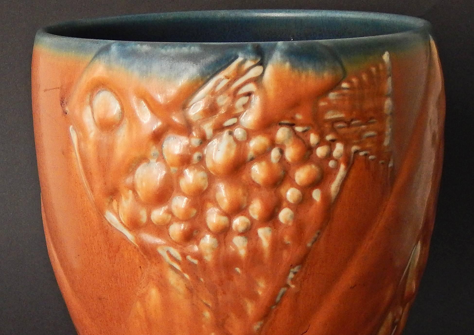 Américain Vase Art déco unique avec poissons stylisés, par Hentschel pour Rookwood, 1930 en vente