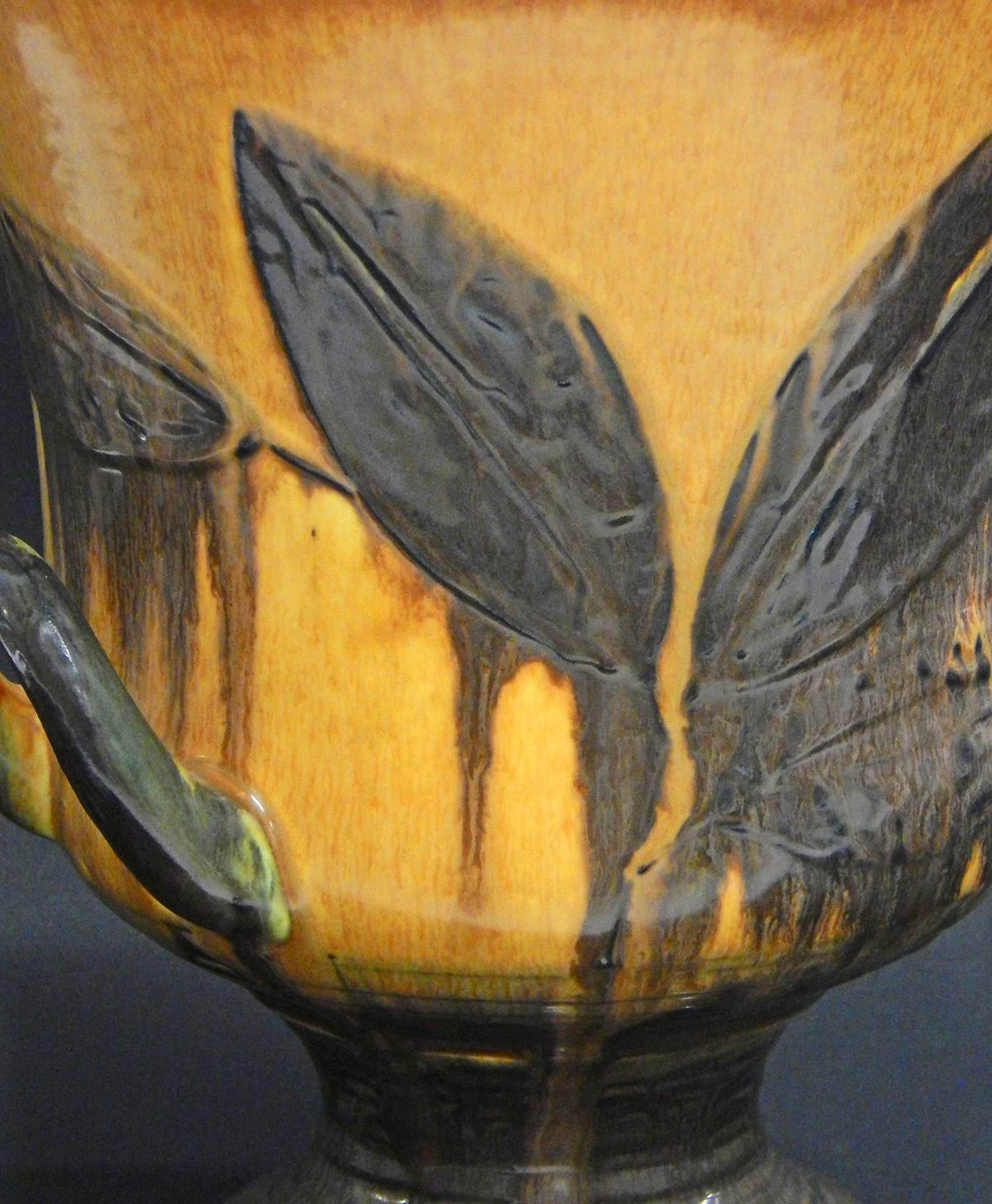 Américain Grande urne Art déco à deux anses avec feuilles stylisées, orange foncé, 1930 en vente