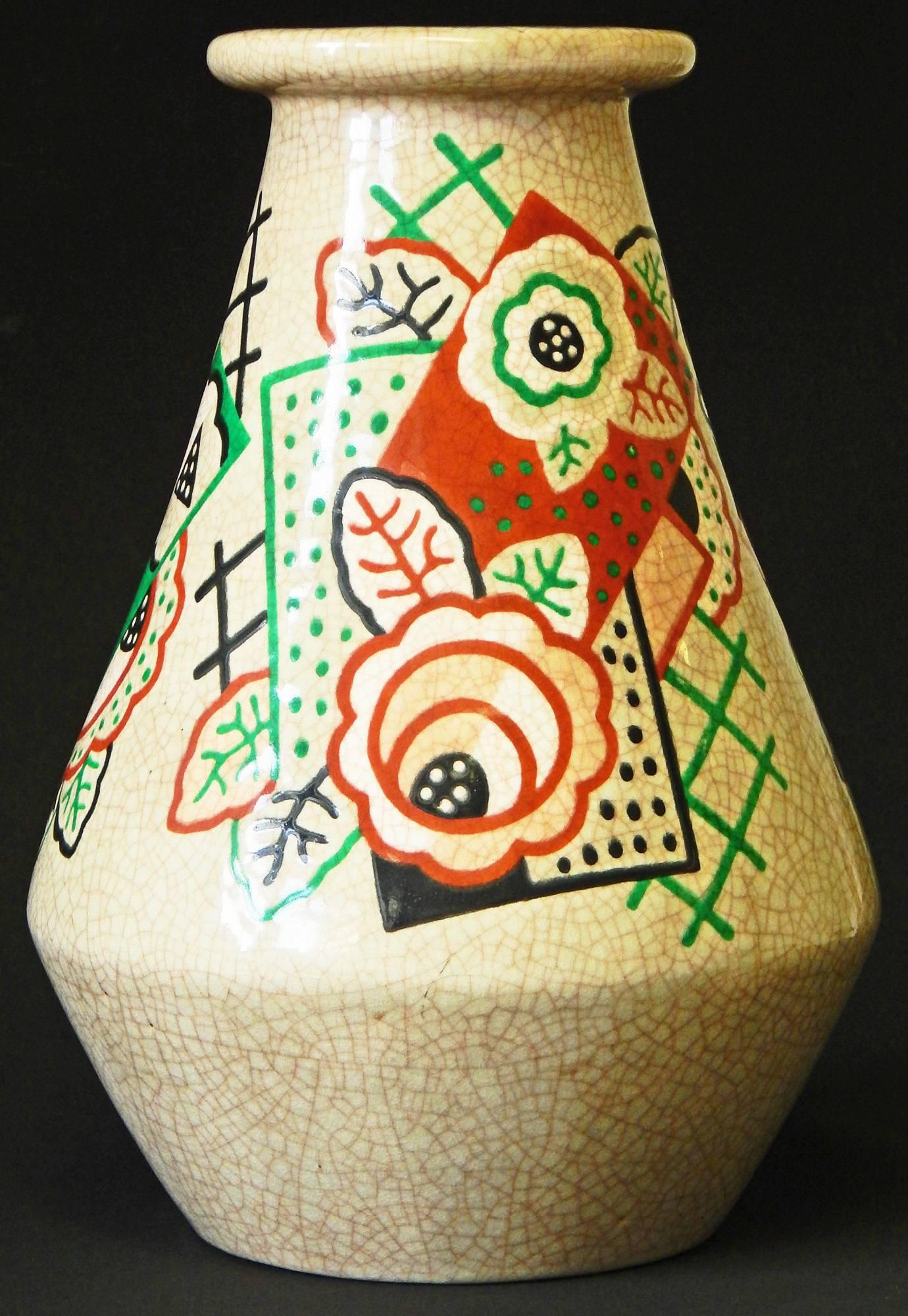 Grand, rare et d'une beauté saisissante, ce haut vase a été conçu par Sigismund Olesiewicz (qui prit plus tard le nom français de Jean Olin) pour Primavera et produit par les célèbres usines Longwy en France dans les années 1930. Il a été designer