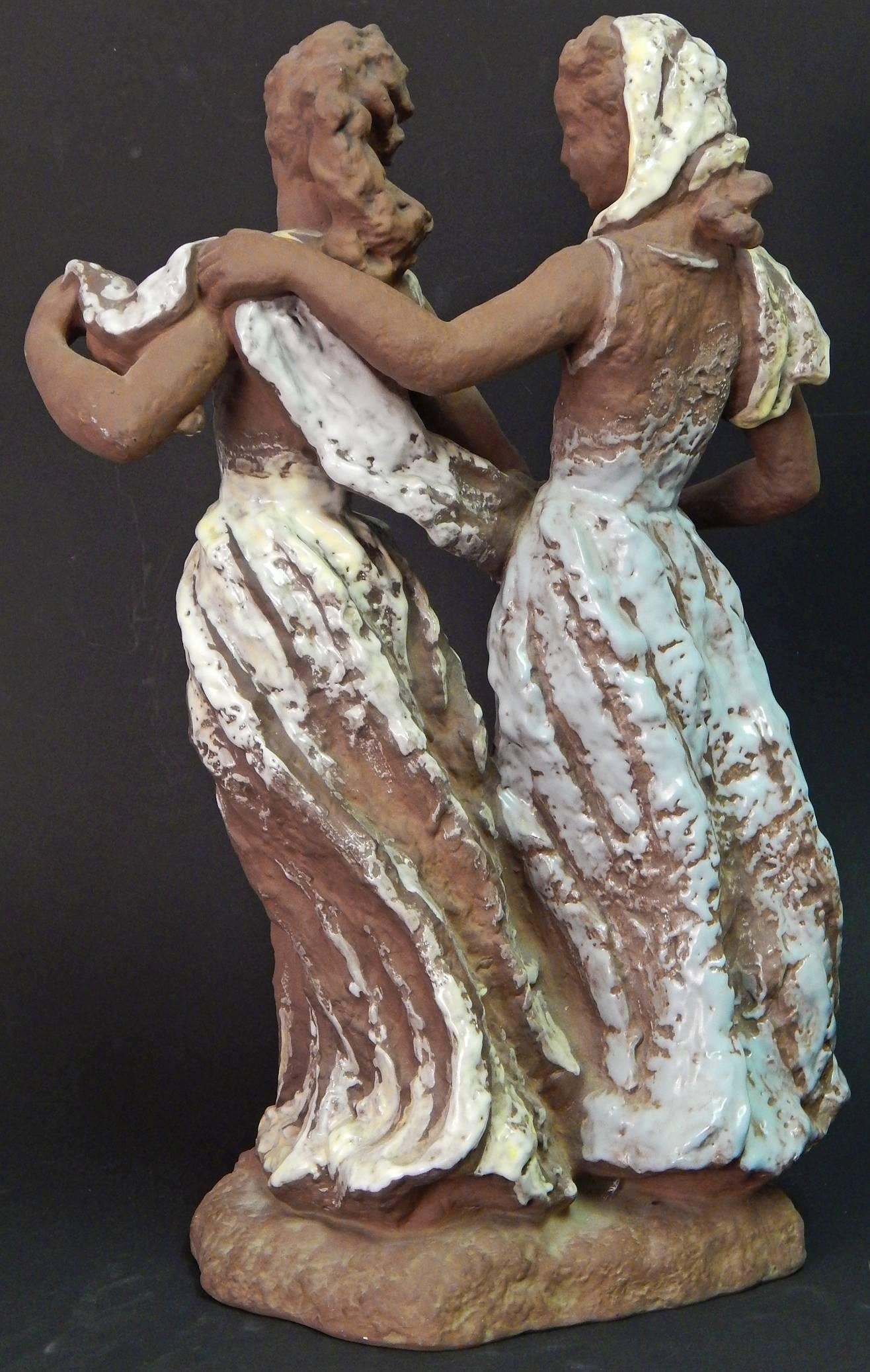 Piena di movimento e di grazia, questa affascinante scultura è stata disegnata da Lore Friedrich-Gronau per la famosa fabbrica di ceramiche di Karlsruhe, in Germania, negli anni Cinquanta. Era famosa per il suo approccio alla smaltatura, che