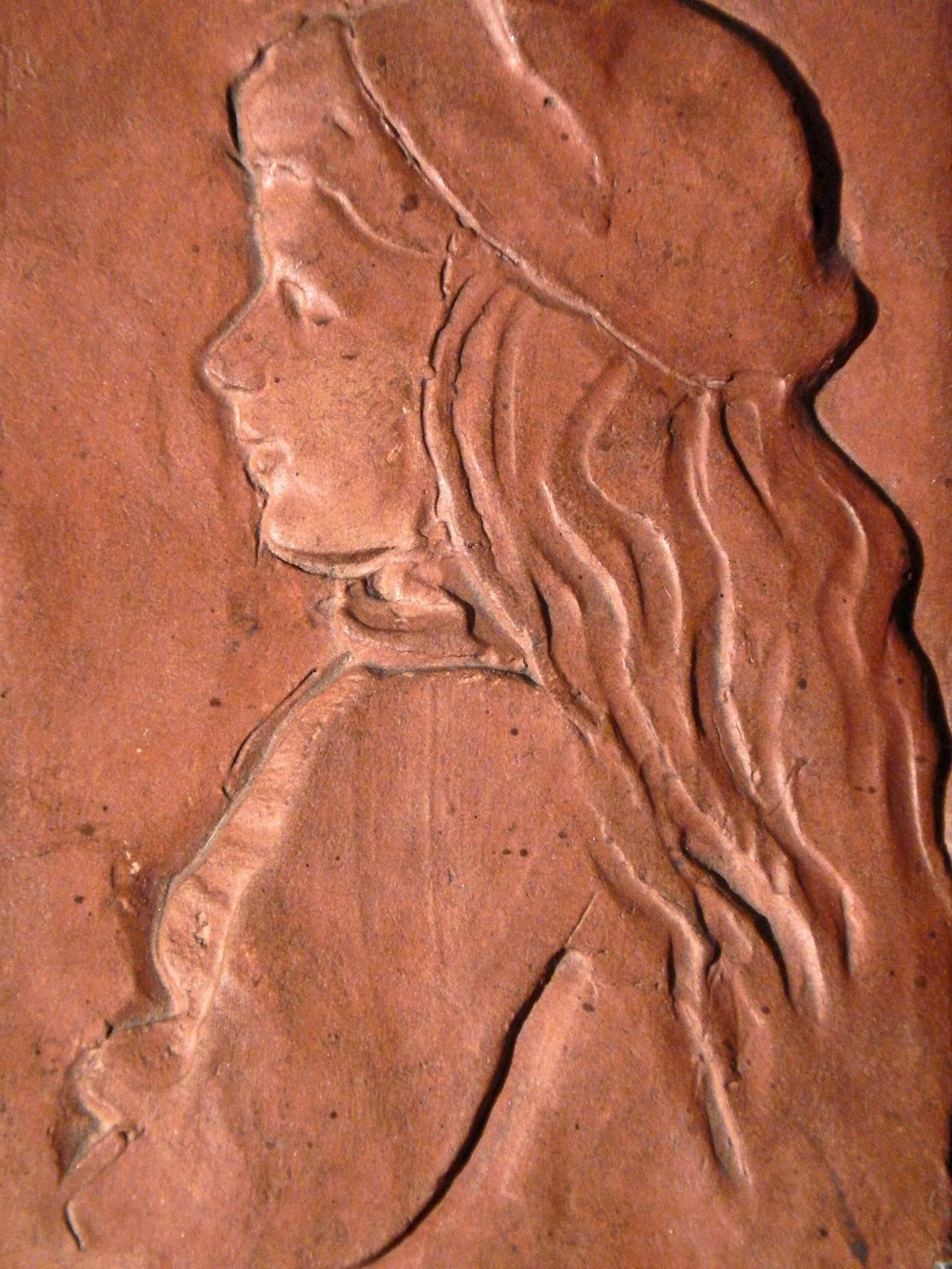 Encantadora y ganadora, esta singular placa de terracota, esculpida y cocida por Bela Janowsky, representa a una encantadora niña con pelo largo y boina. Janowsky es conocido por su gran escultura en bajorrelieve 