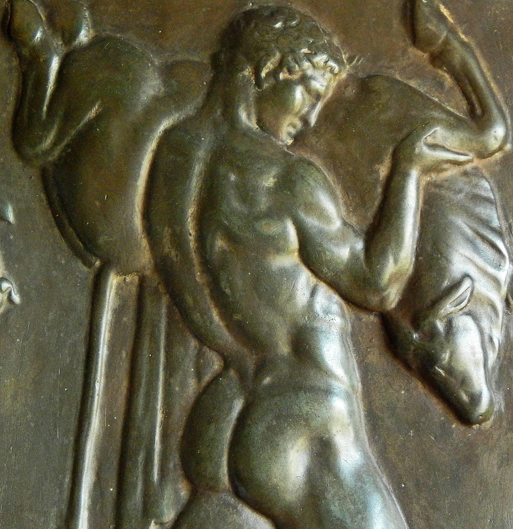 italien « Hercule et le taureau », sculpture mythologique en relief avec nu masculin, di Signa en vente