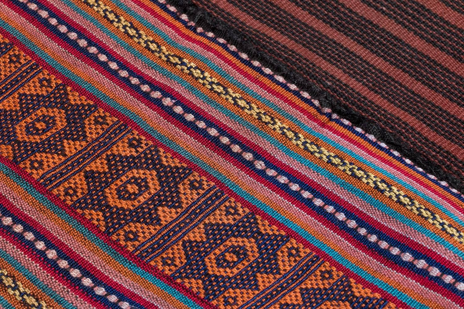 Laotische Baumwoll-Textil-Baumwoll-Textil-Blumen in Rosa, Rot und Indigo (Baumwolle)