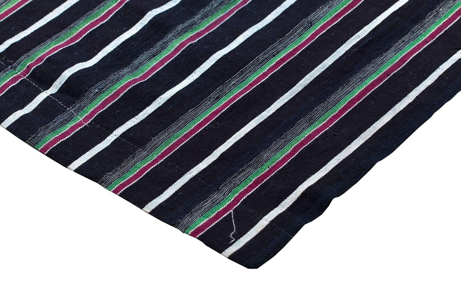 Afrikanische Baumwolldecken-Wickeldecke in Indigoblau mit Streifen (Organische Moderne) im Angebot