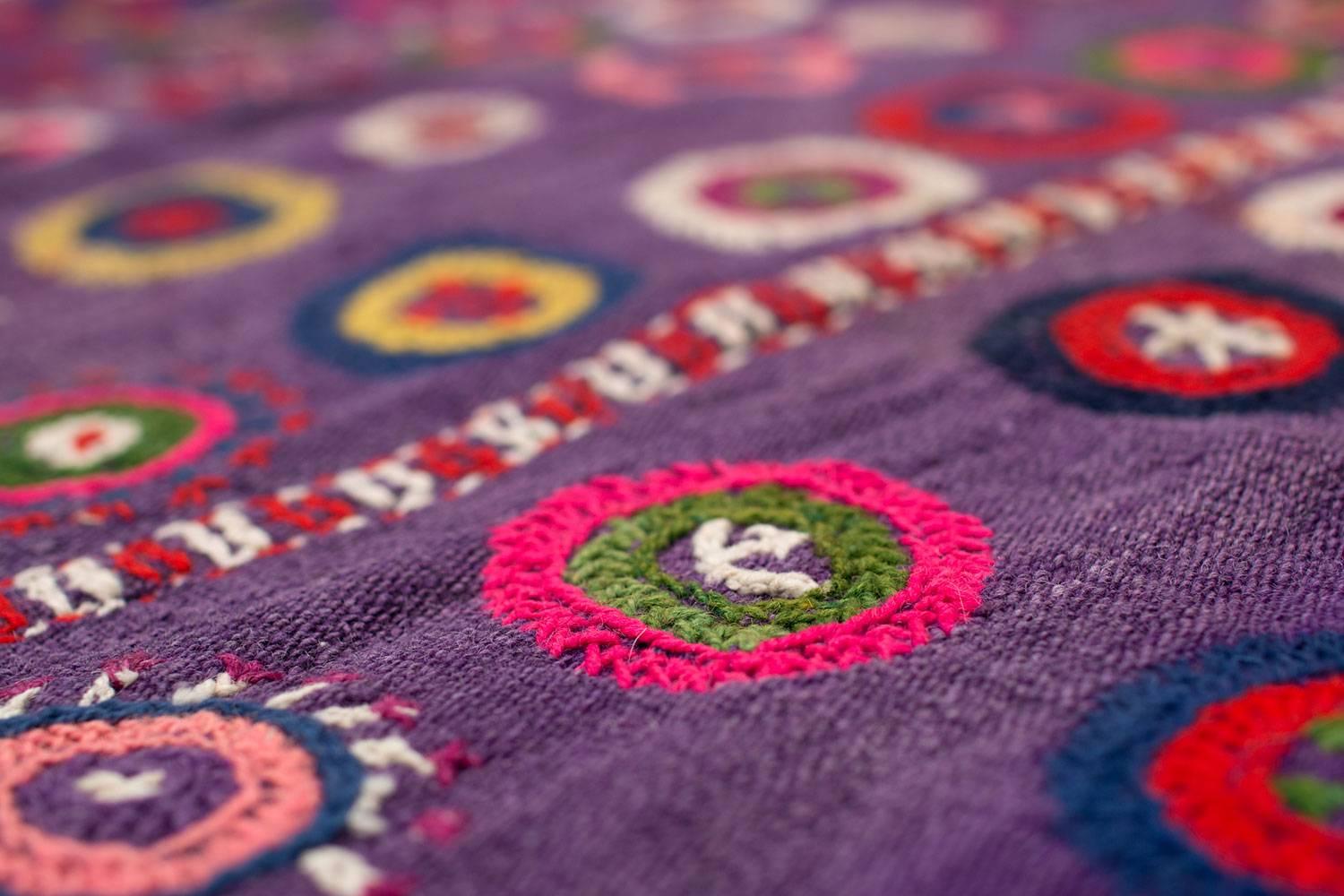 Türkisches besticktes Vintage-Volkskunst-Textil in Violett, Wandbehang oder Überwurf im Angebot 3