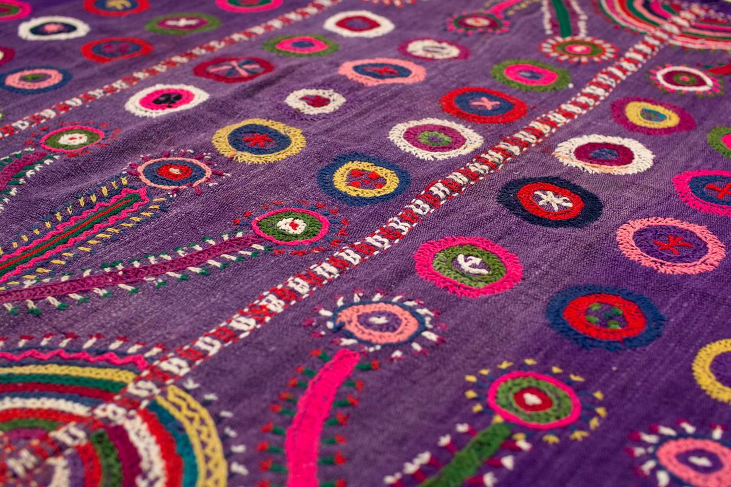 Türkisches besticktes Vintage-Volkskunst-Textil in Violett, Wandbehang oder Überwurf im Zustand „Gut“ im Angebot in New York, NY