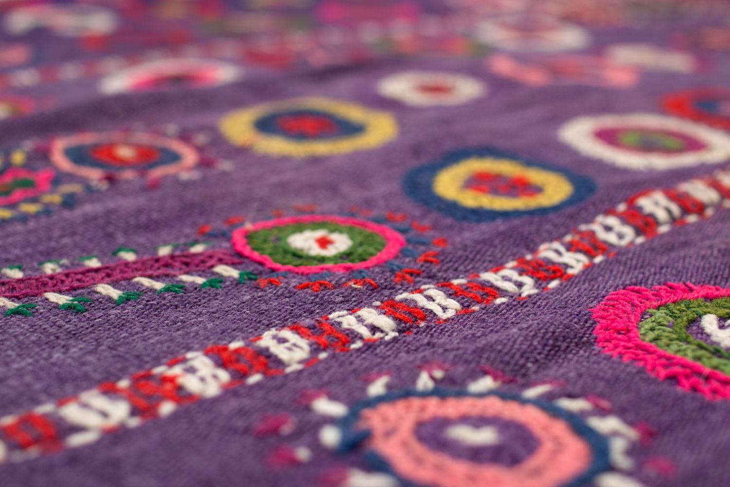 Türkisches besticktes Vintage-Volkskunst-Textil in Violett, Wandbehang oder Überwurf im Angebot 2