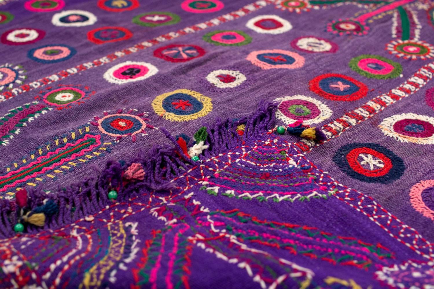 Türkisches besticktes Vintage-Volkskunst-Textil in Violett, Wandbehang oder Überwurf (Wolle) im Angebot