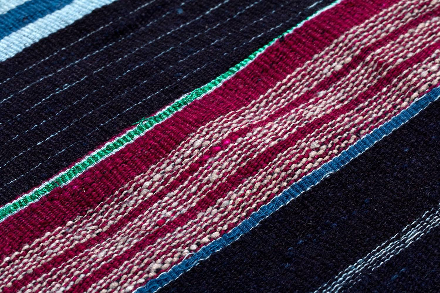 Indigofarbenes Textil von Yoruba-Knüpfer aus Nigeria im Zustand „Hervorragend“ im Angebot in New York, NY