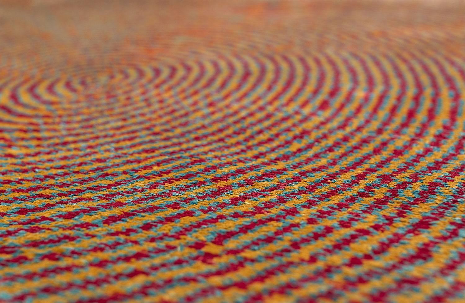 Tissé à la main Petit tapis circulaire en soie multicolore hypnotique « Vibra » de Joseph Carini en vente