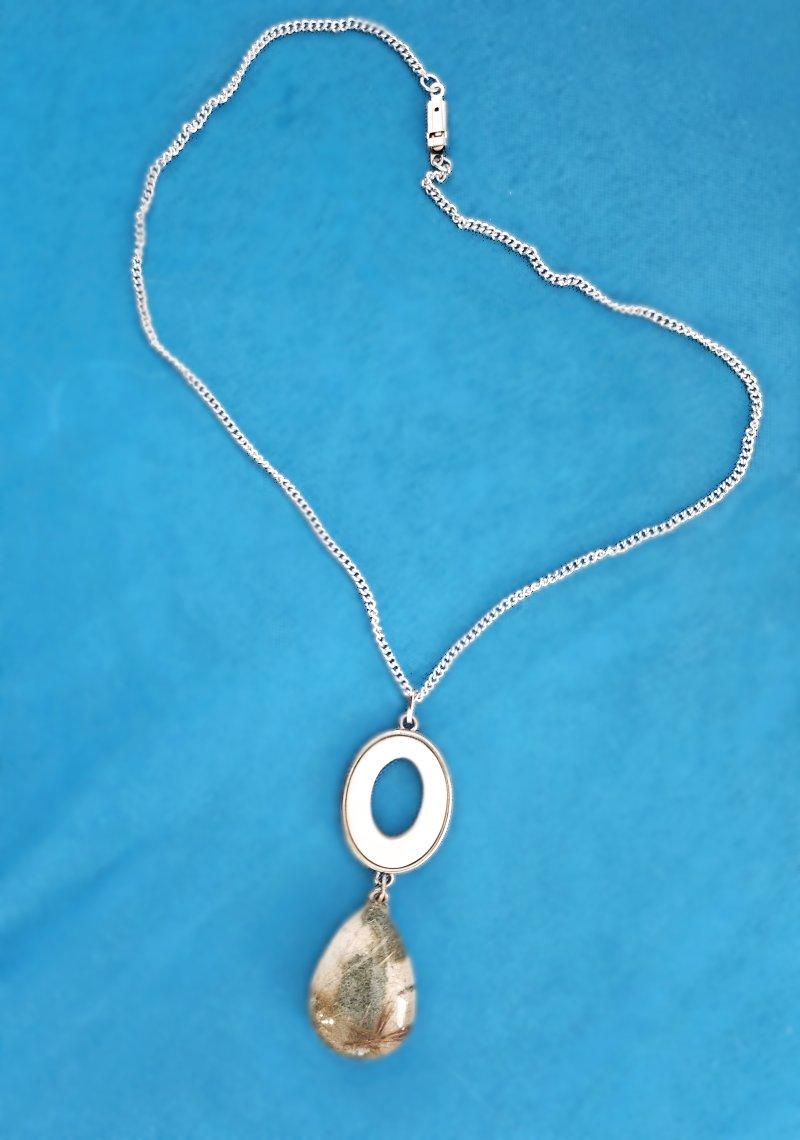 Quarzkristall und Emaille/Luzit Typ offene ovale Anhänger Halskette
Dies ist eine fantastische moderne/retro Pendelleuchte aus der Mitte des Jahrhunderts. Er verfügt über einen sehr schönen, einzigartigen Quarzkristall (einschließlich Rutil), der