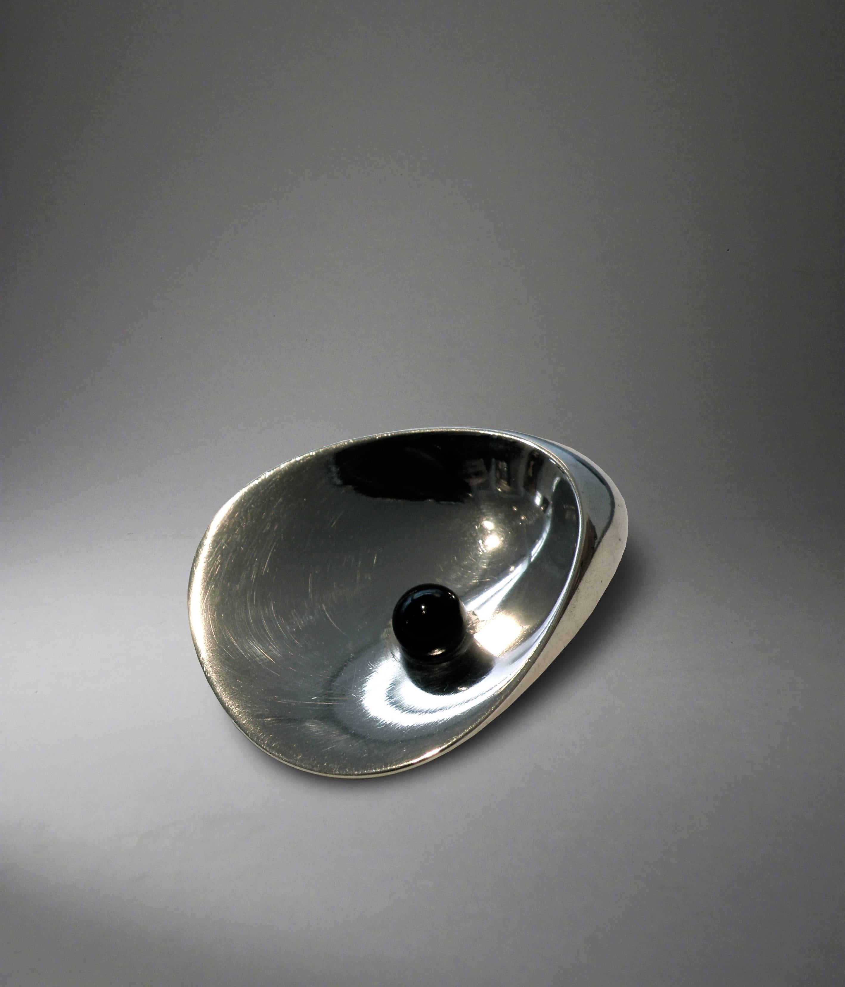 For Georg Jensen
Formed as a stylized oyster shell with a black 'pearl' in black onyx
Stamped Georg Jensen marks and '328'.
  