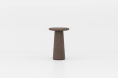 Mesita auxiliar redonda de yeso natural contemporáneo «Column», de Atelier BB, 33 cm de diámetro x 50 cm de altura