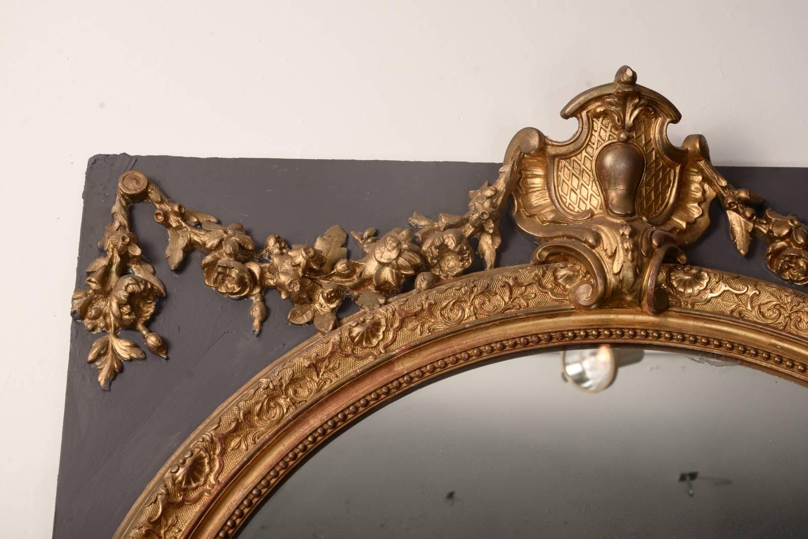 Early 1900s French water gilt arched mirror with filigree on panel.
 
