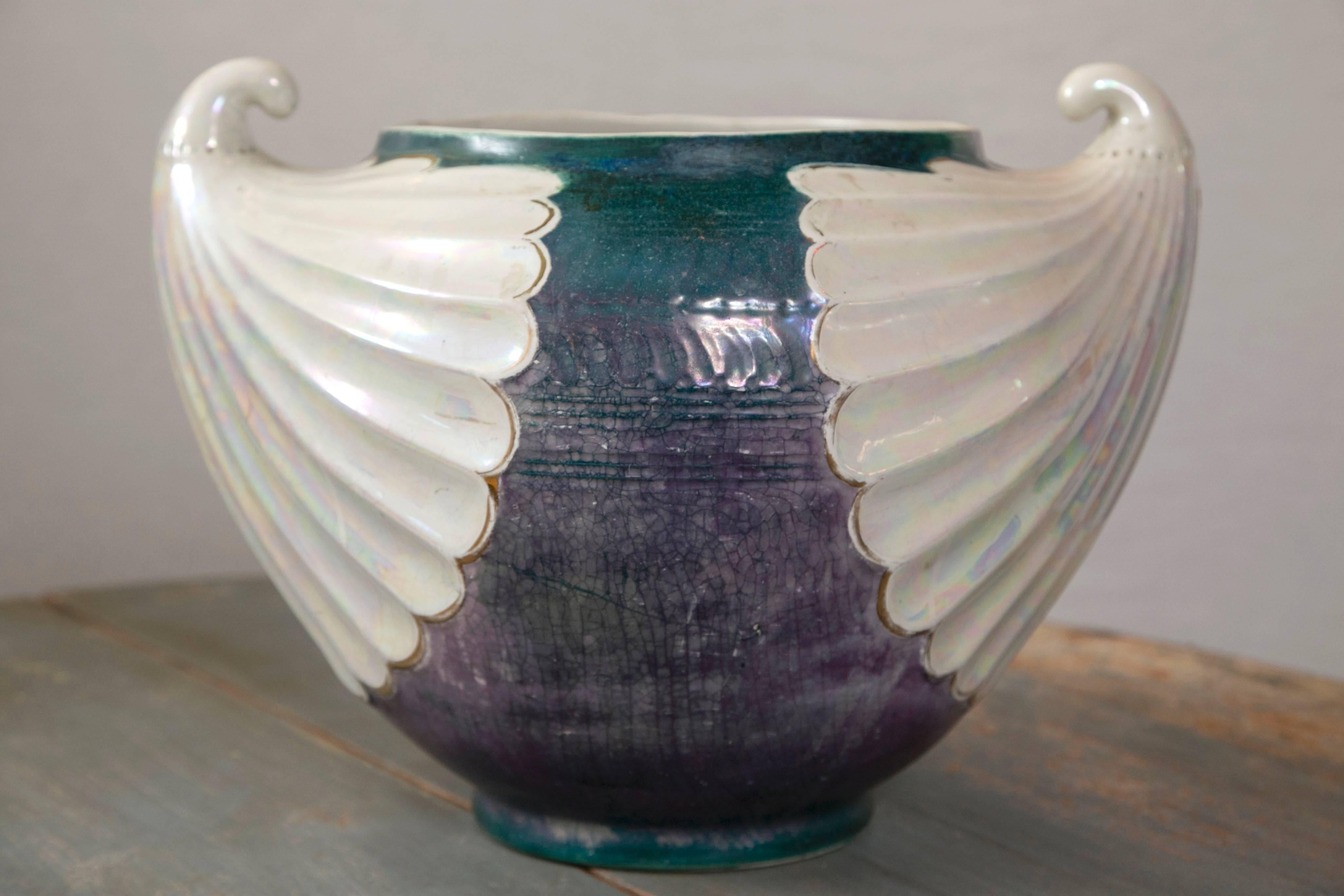 Splendido smalto ceramico in pietra di ferro Art Nouveau disegnato da Christopher Dressner per S.C.I. Laveno, timbrato, circa 1890-1900.
Si noti la rara colorazione.