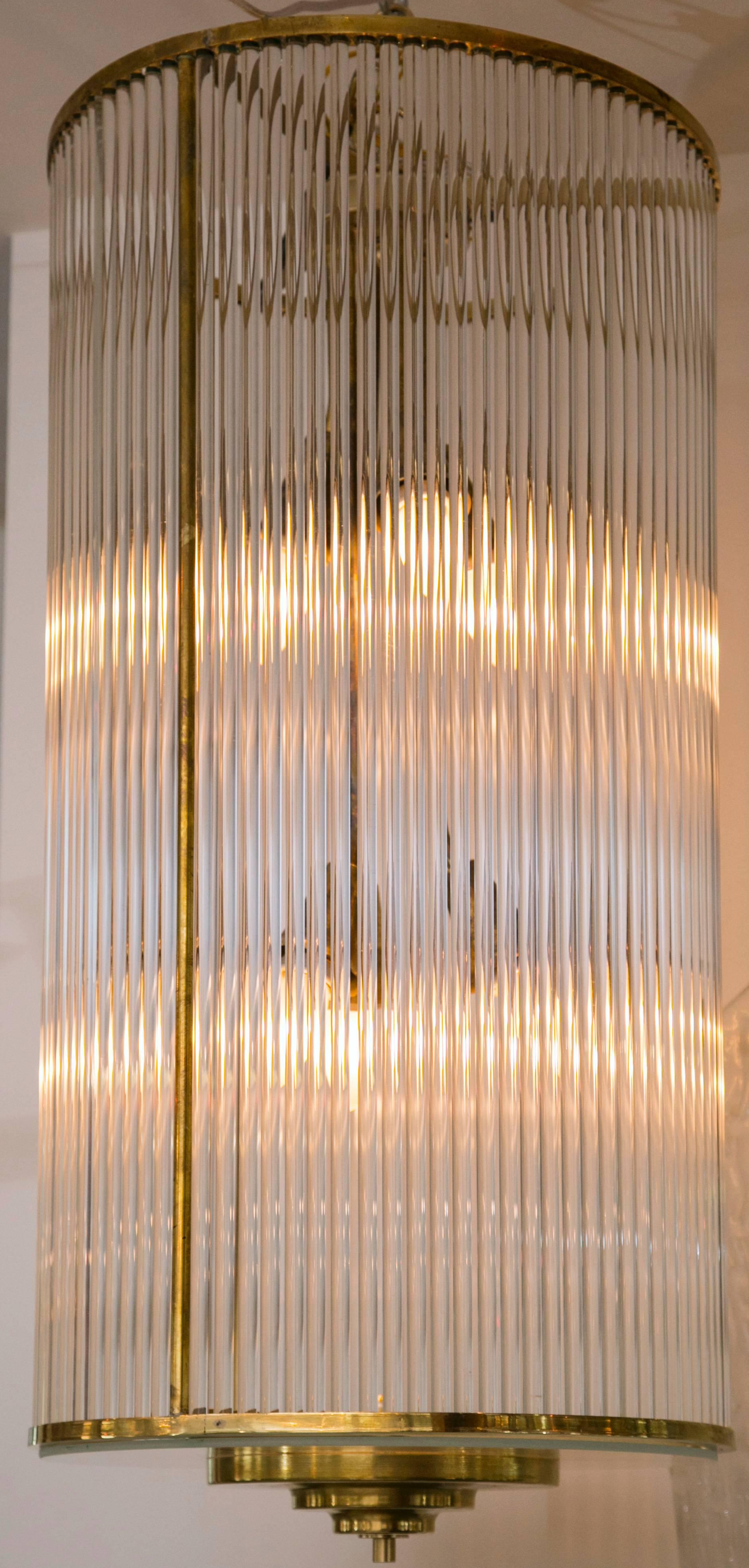 Schöne, lange, zylindrische Messinglaterne mit Glasstäben, beleuchtet mit sechs gestaffelten Glühbirnen mit Standardsockel für volle Beleuchtung.
Abmessungen des Glases 32 