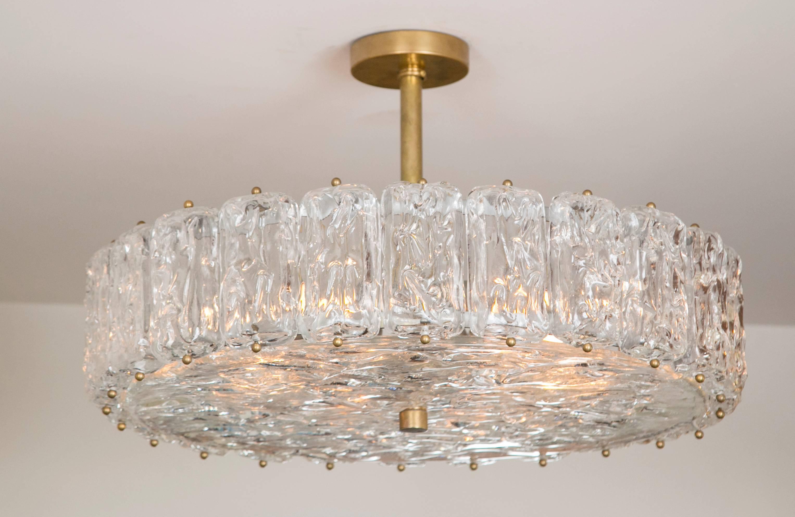 Esta brillante luminaria de latón sin lacar, soplada para que parezca construida a partir de bloques de hielo, se compone de 25 piezas de cristal separadas y electrificadas para hasta 5 enchufes (cada enchufe de 40 vatios).
Medida total del vaso