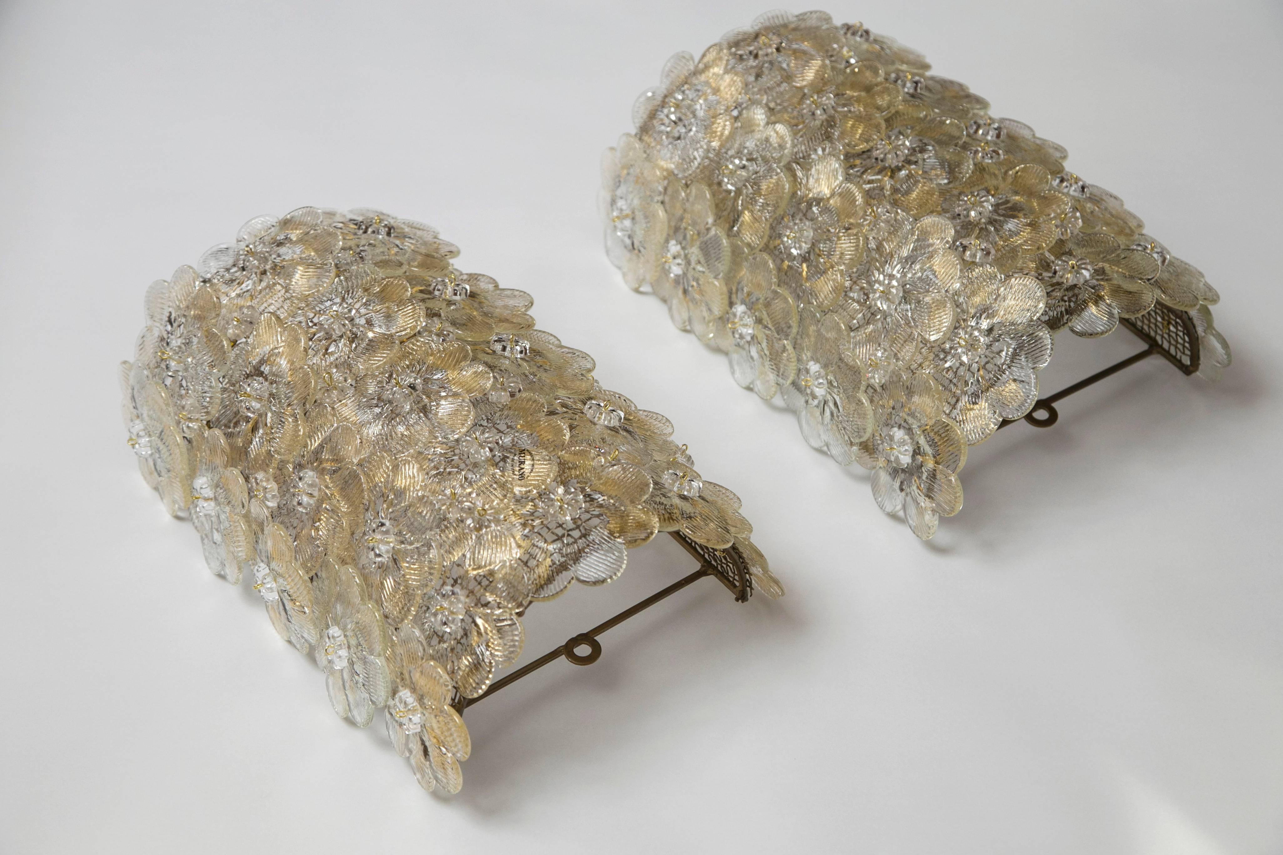 Art Déco Coppia di lampade da parete floreali soffiate di Murano d'epoca, certificate UL in vendita