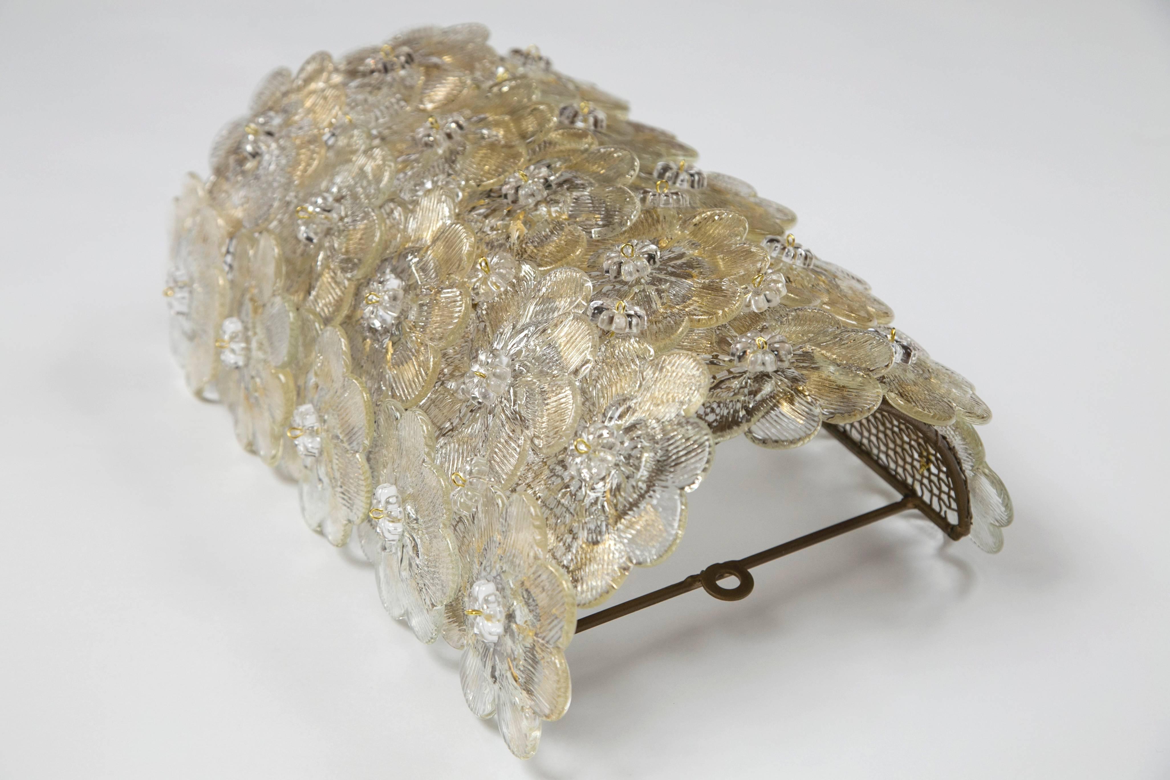 Italiano Coppia di lampade da parete floreali soffiate di Murano d'epoca, certificate UL in vendita