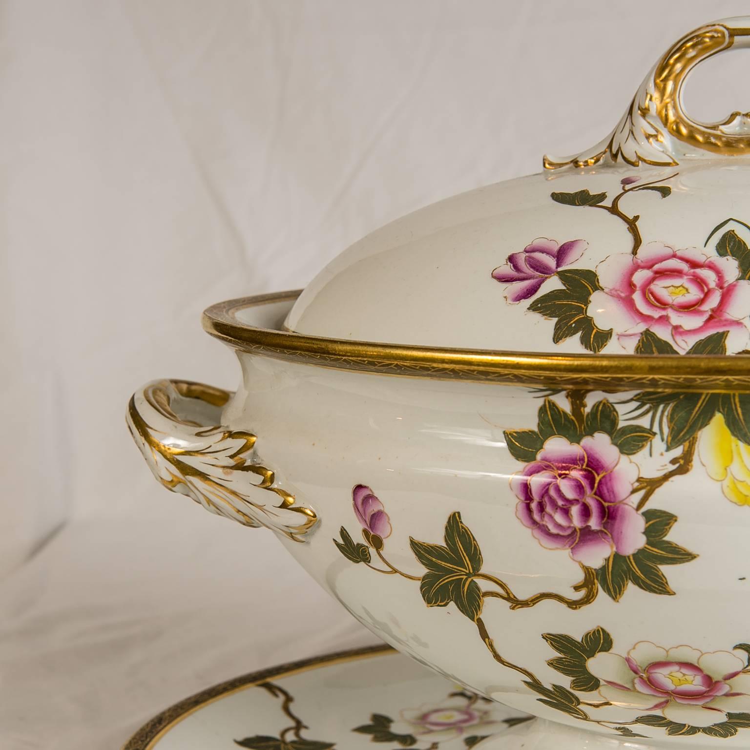 Mouvement esthétique Soupière en porcelaine Royal Worcester fabriquée en 1851 en vente