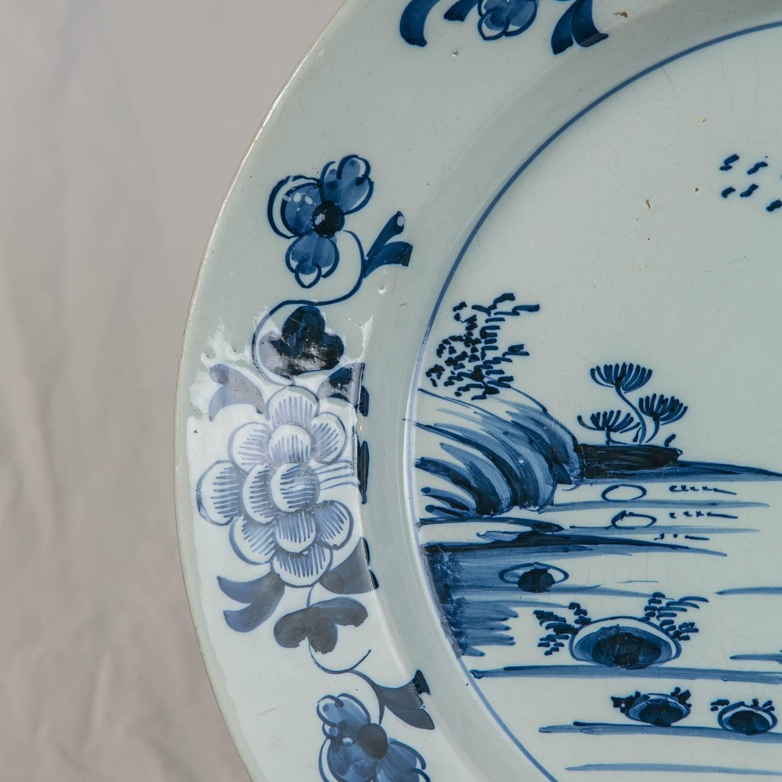 Pair Delft Blue and White Chargers Made circa 1770 im Zustand „Hervorragend“ in Katonah, NY