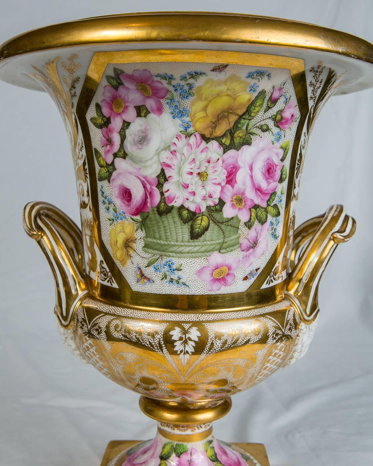 Urne ancienne en porcelaine Spode fabriquée en Angleterre vers 1810 Excellent état - En vente à Katonah, NY