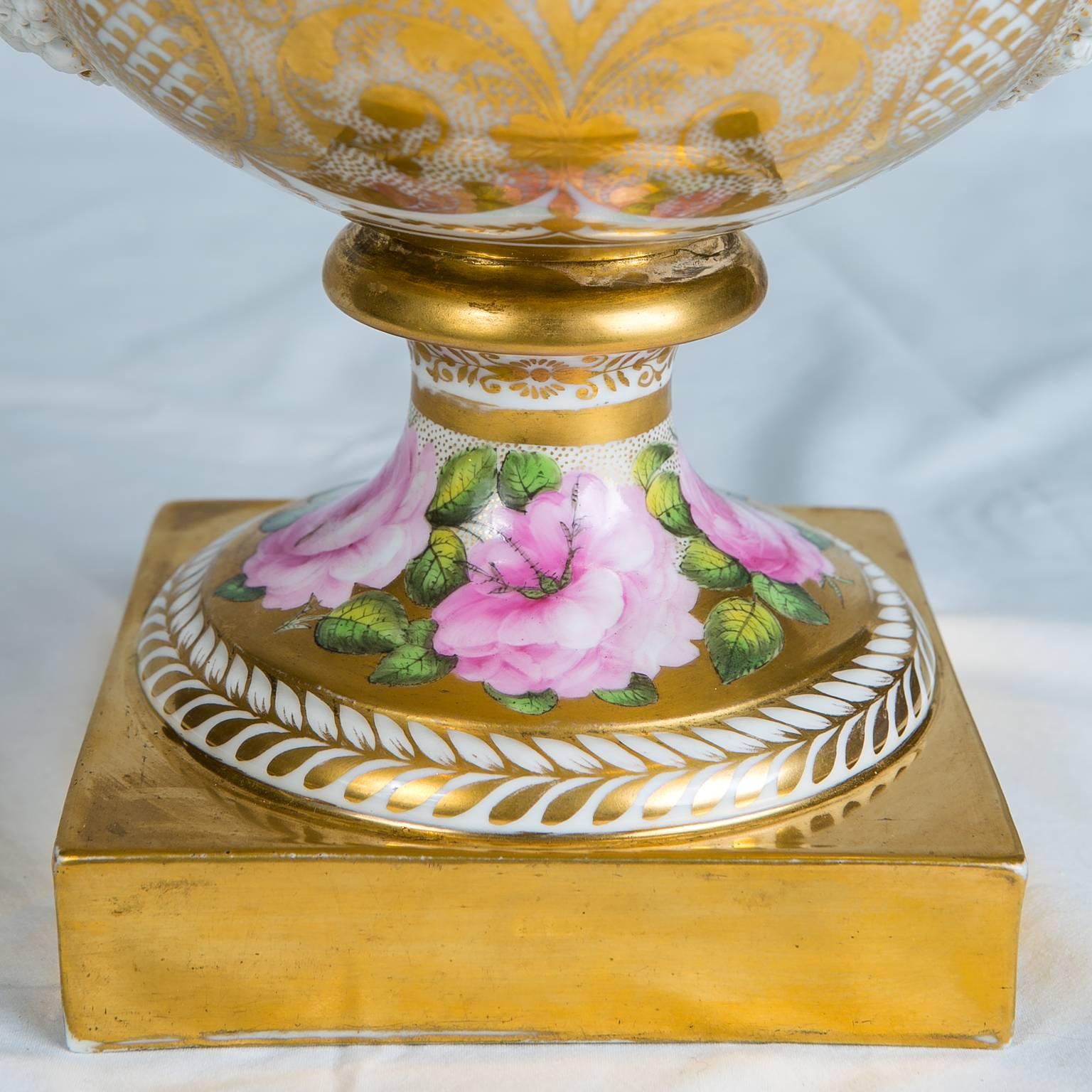 Antique Spode Porcelain Urn Made in England circa 1810 In Excellent Condition For Sale In Katonah, NY
