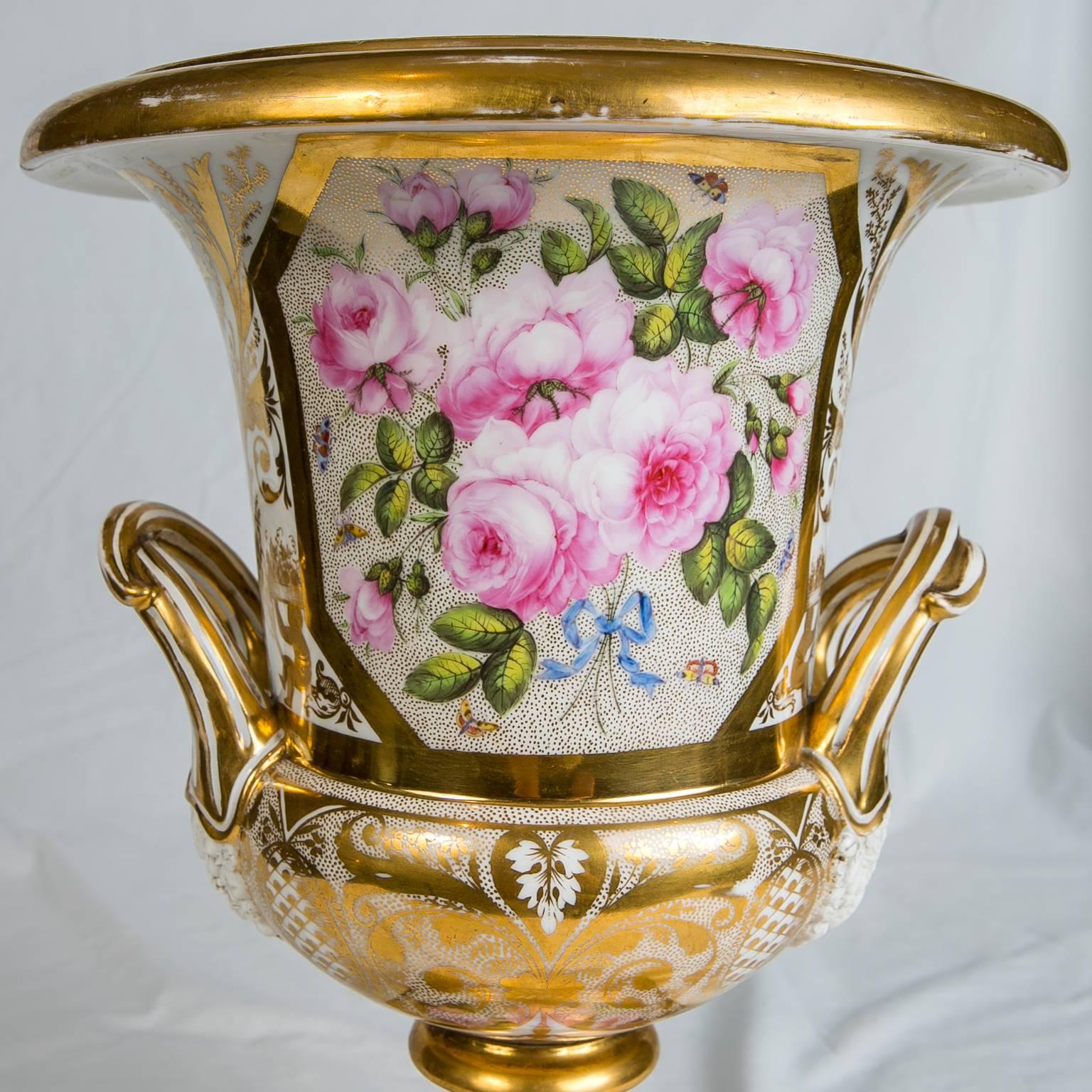 Peint à la main Urne ancienne en porcelaine Spode fabriquée en Angleterre vers 1810 en vente